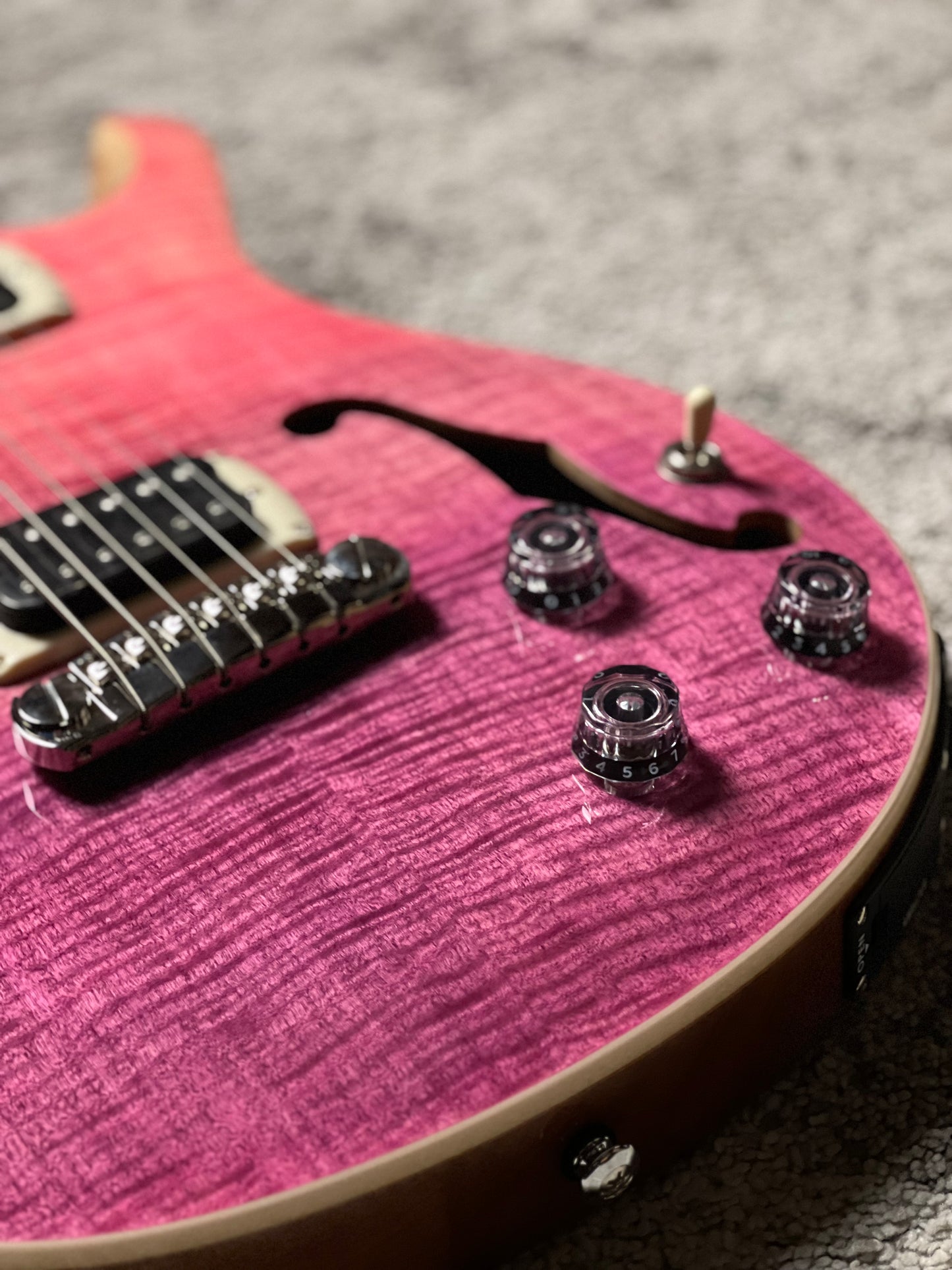 PRS SE Ed Sheeran Flat Back Hollowbody I Baritone Piezo in Pink Ombre