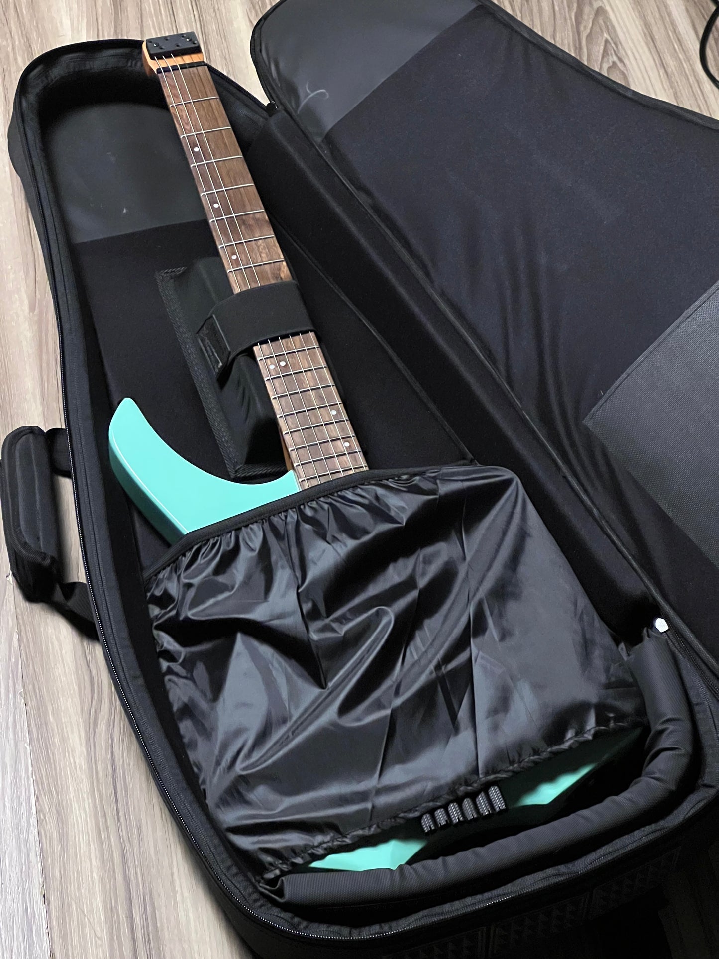 Enormous Essential Lightweight Gigbag for Headless Guitar