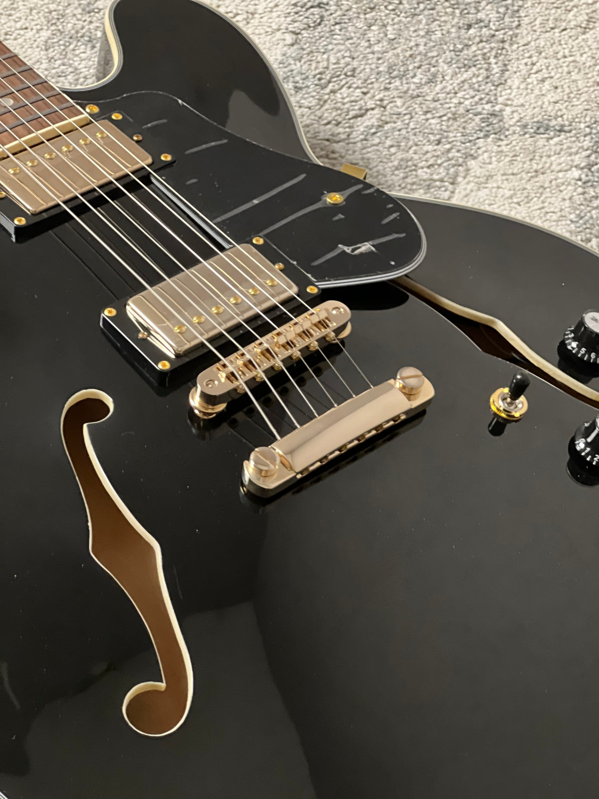 Soloking SH-335 Heritage in Ebony Black with Gold Hardware