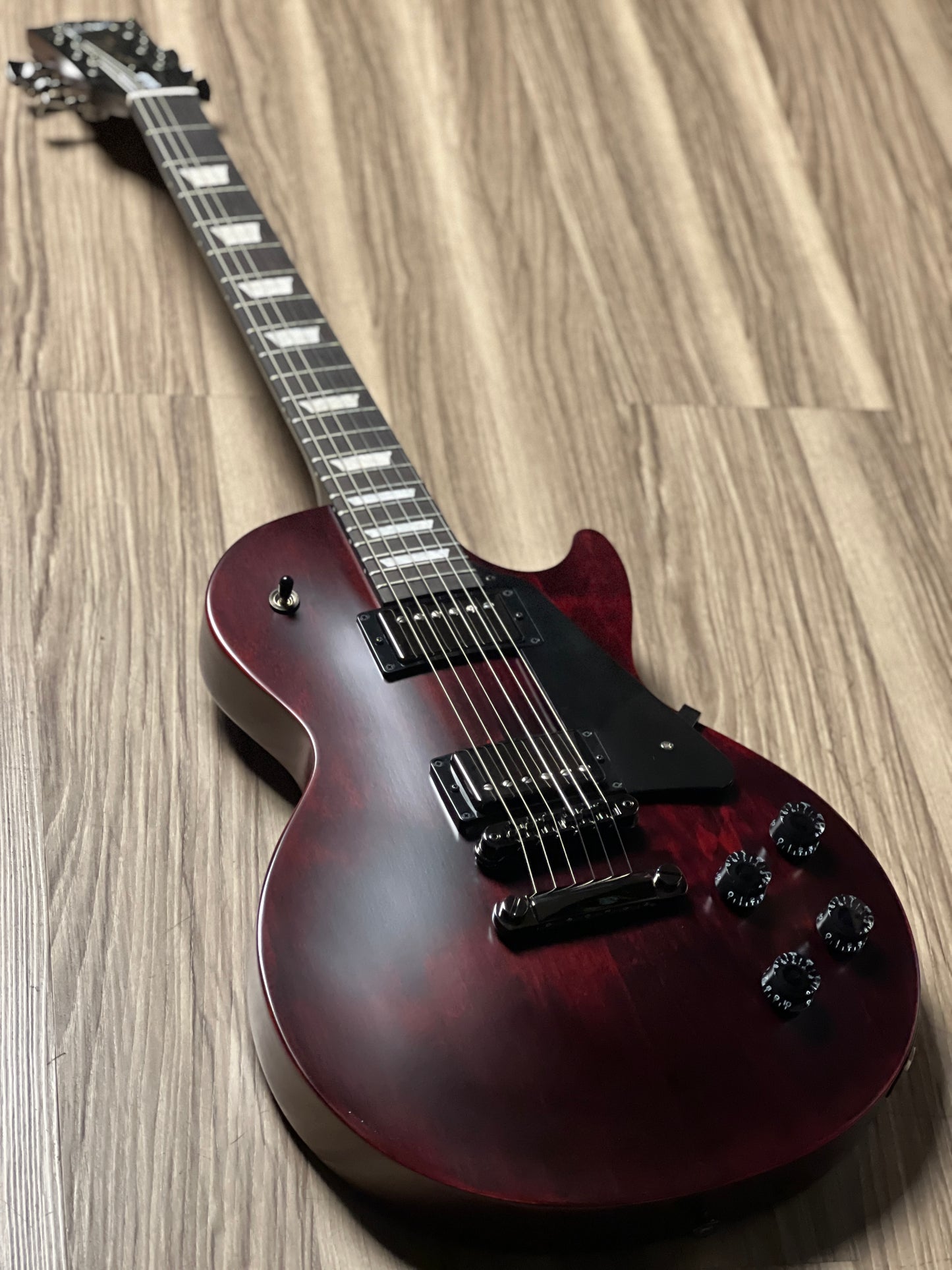 Gibson Les Paul Modern Studio in Wine Red Satin 215240040