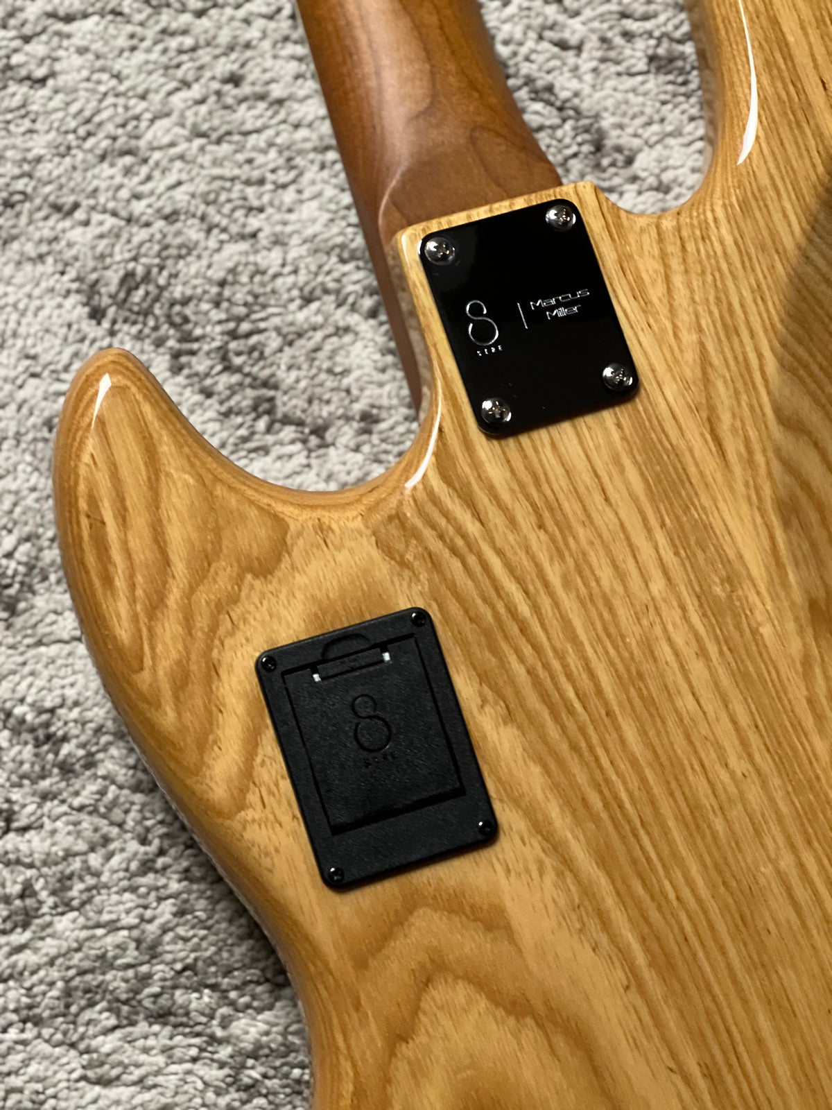Sire Marcus Miller V8 SWAMP ASH 4 String in Natural w/Bag