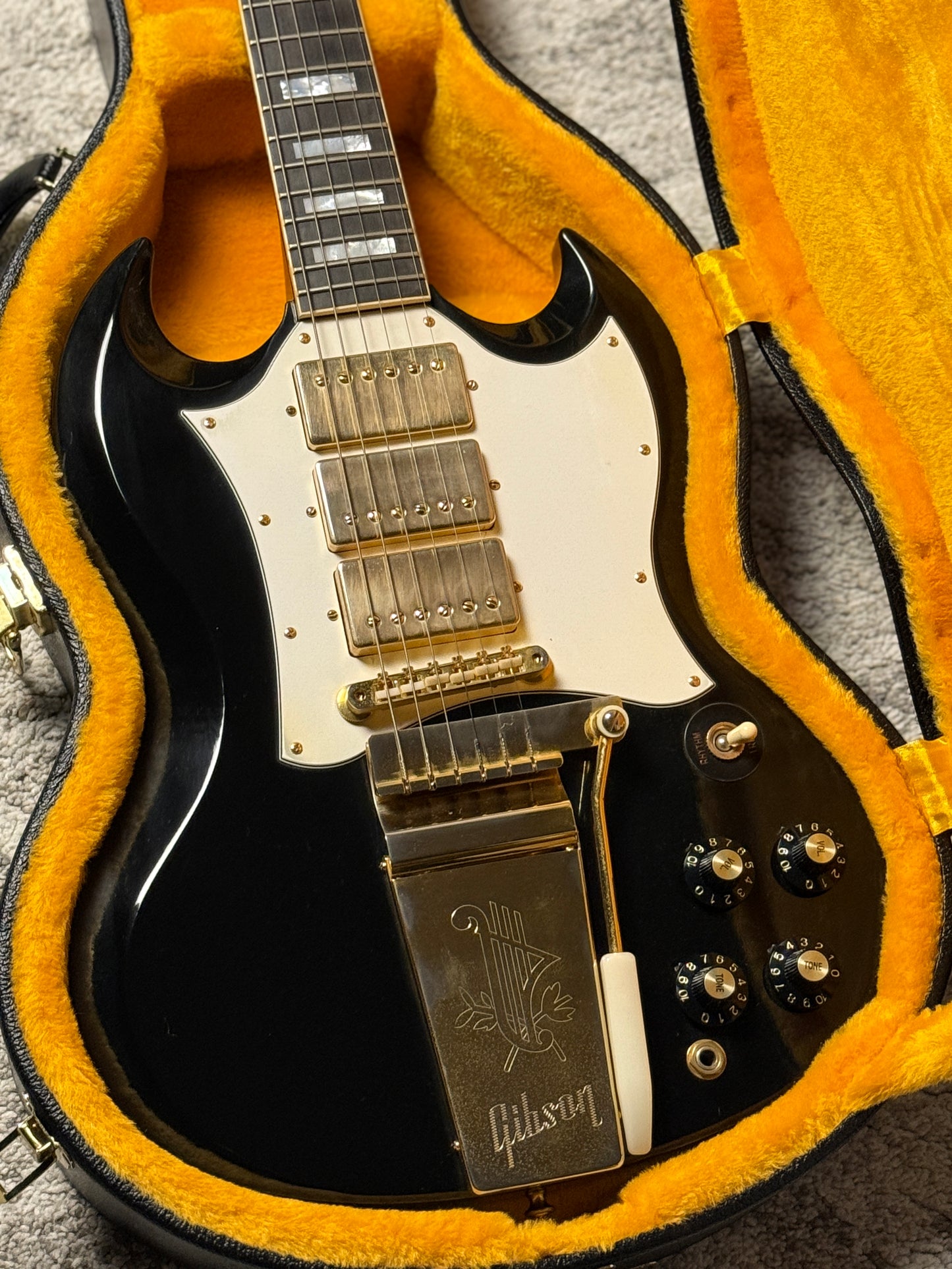 Gibson Custom Shop SG Custom 3-Pickup with Long Maestro Vibrola VOS in Ebony with case 000711