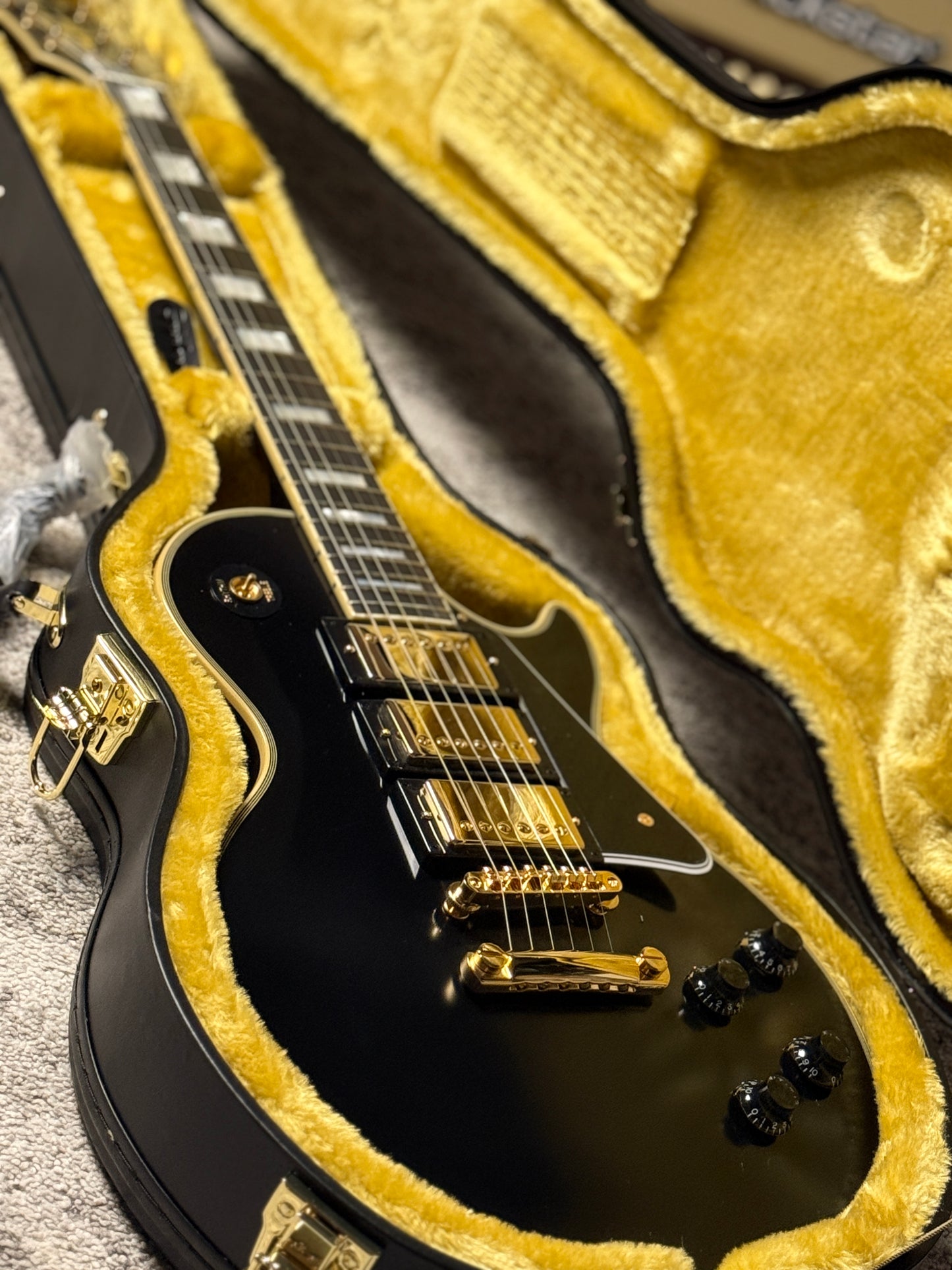 Epiphone Inspired by Gibson Custom 1957 Les Paul Custom Reissue in Ebony