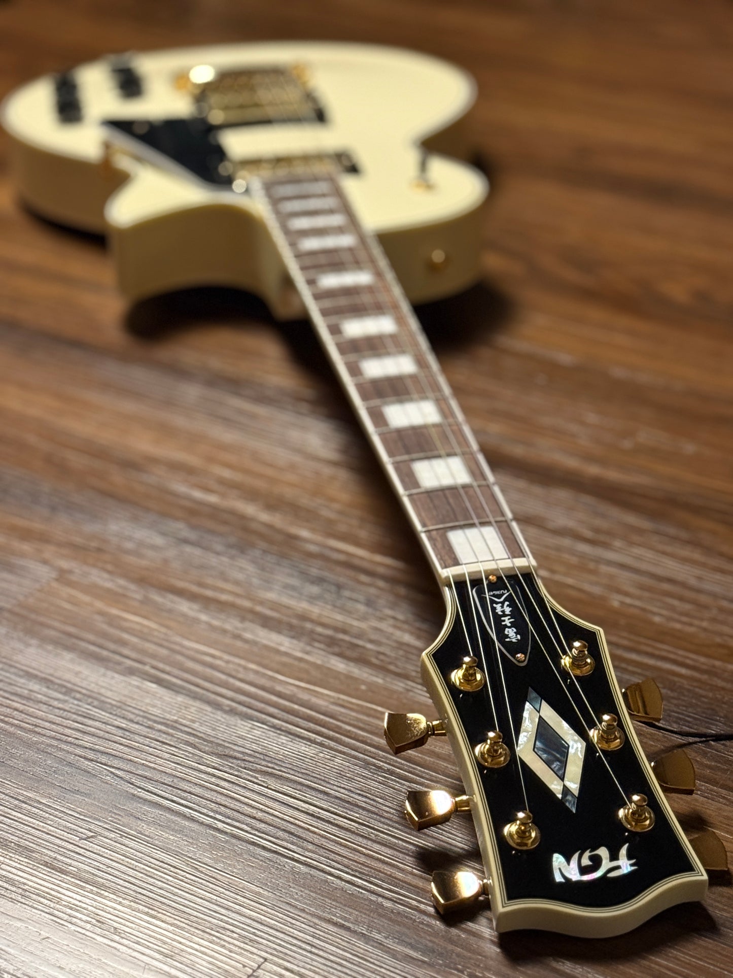 Fujigen FGN Neo Classic NLC10RMP in Antique White L240154