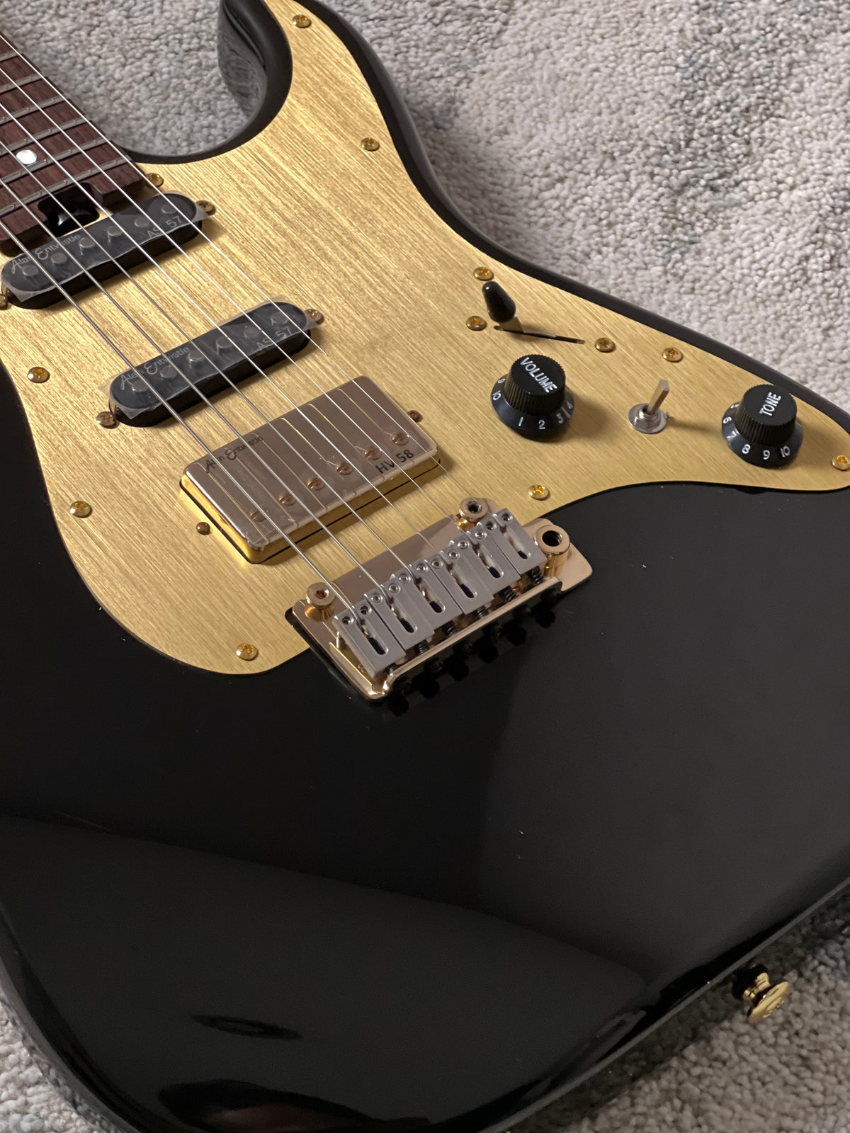 Soloking MS-1 Classic MKII in Black Beauty Anodized Gold Pickguard with Rosewood FB JESCAR
