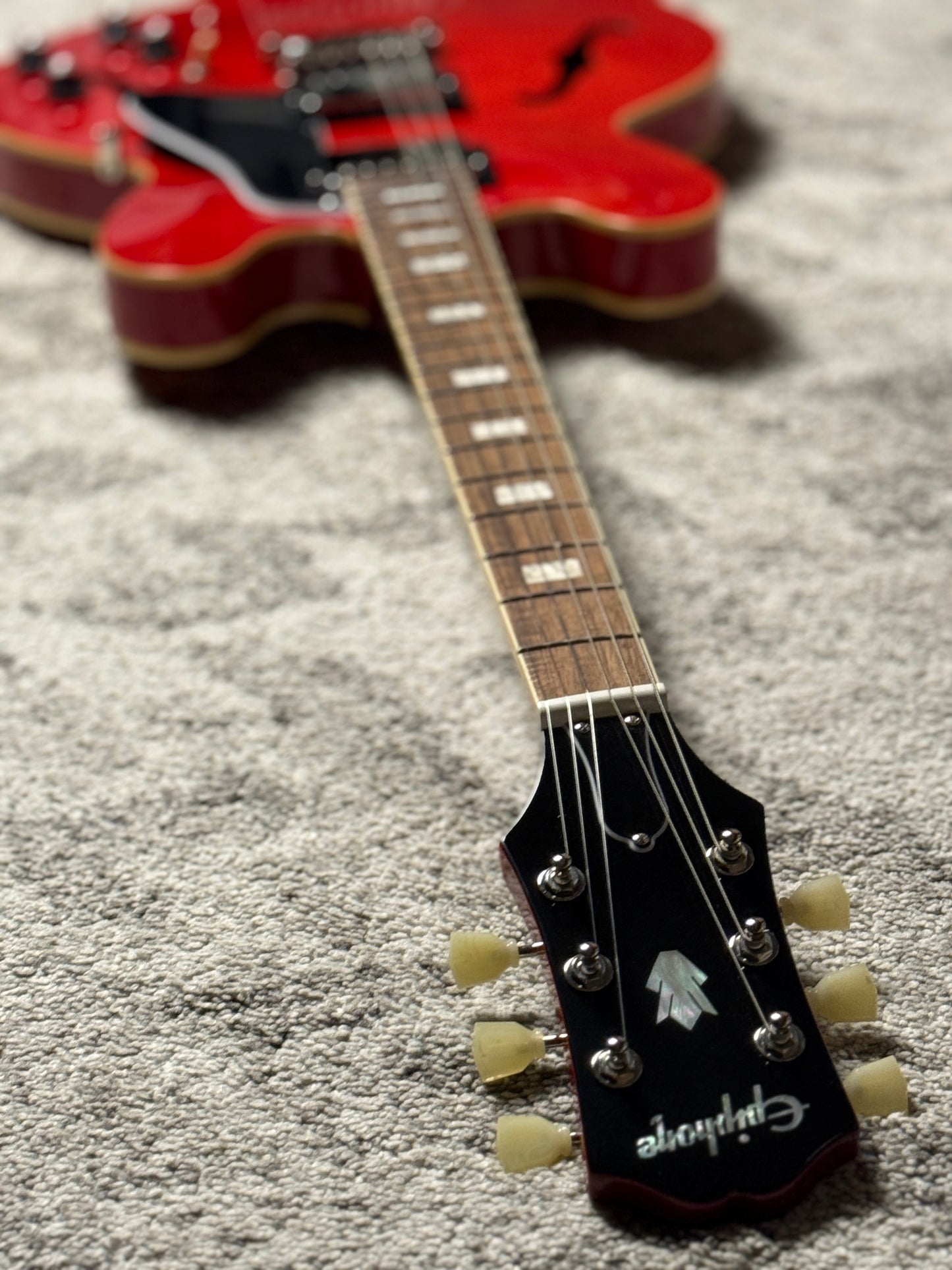Epiphone ES-335 Figured Semi-Hollow in Sixties Cherry