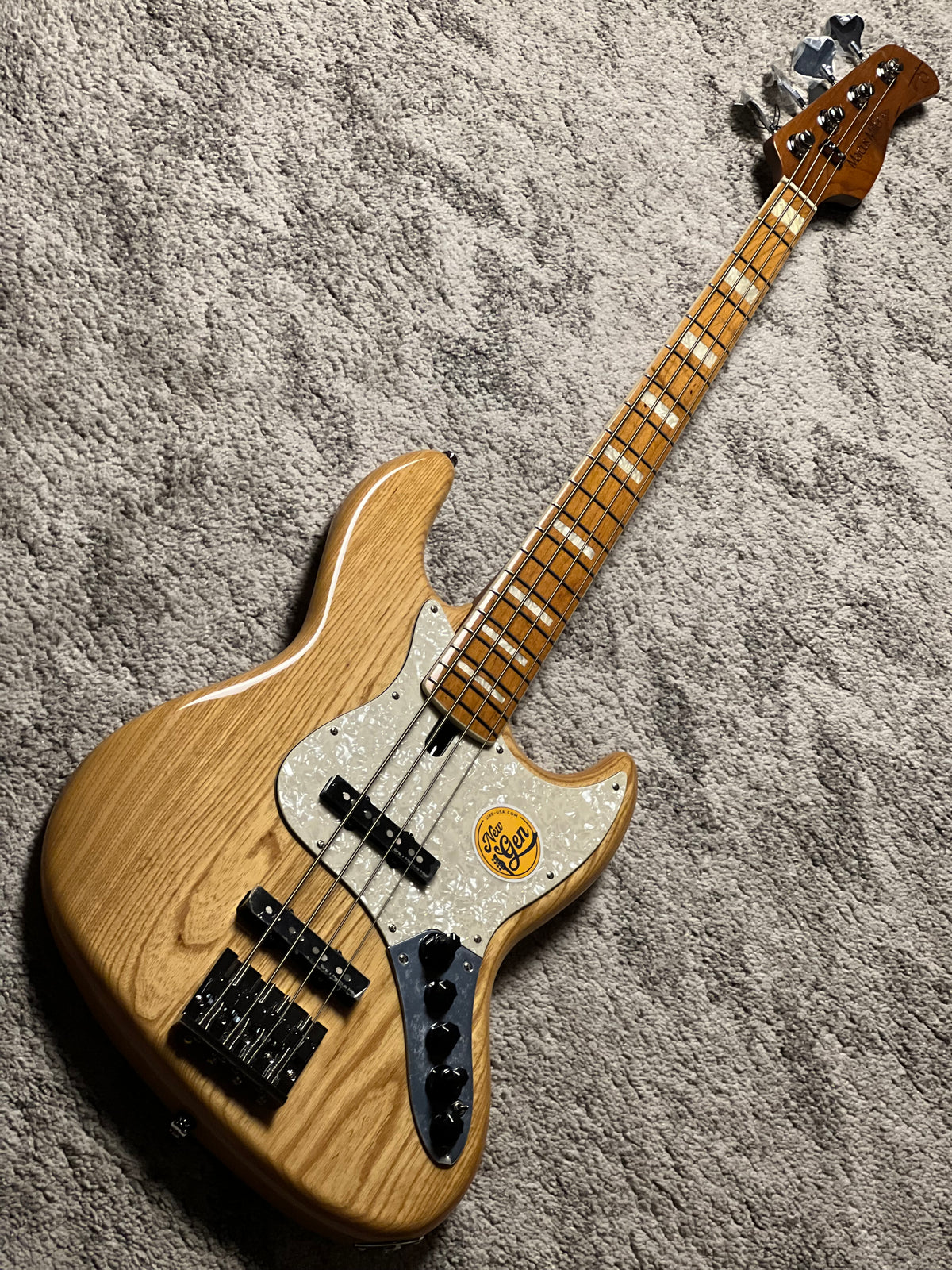 Sire Marcus Miller V8 SWAMP ASH 4 String in Natural w/Bag