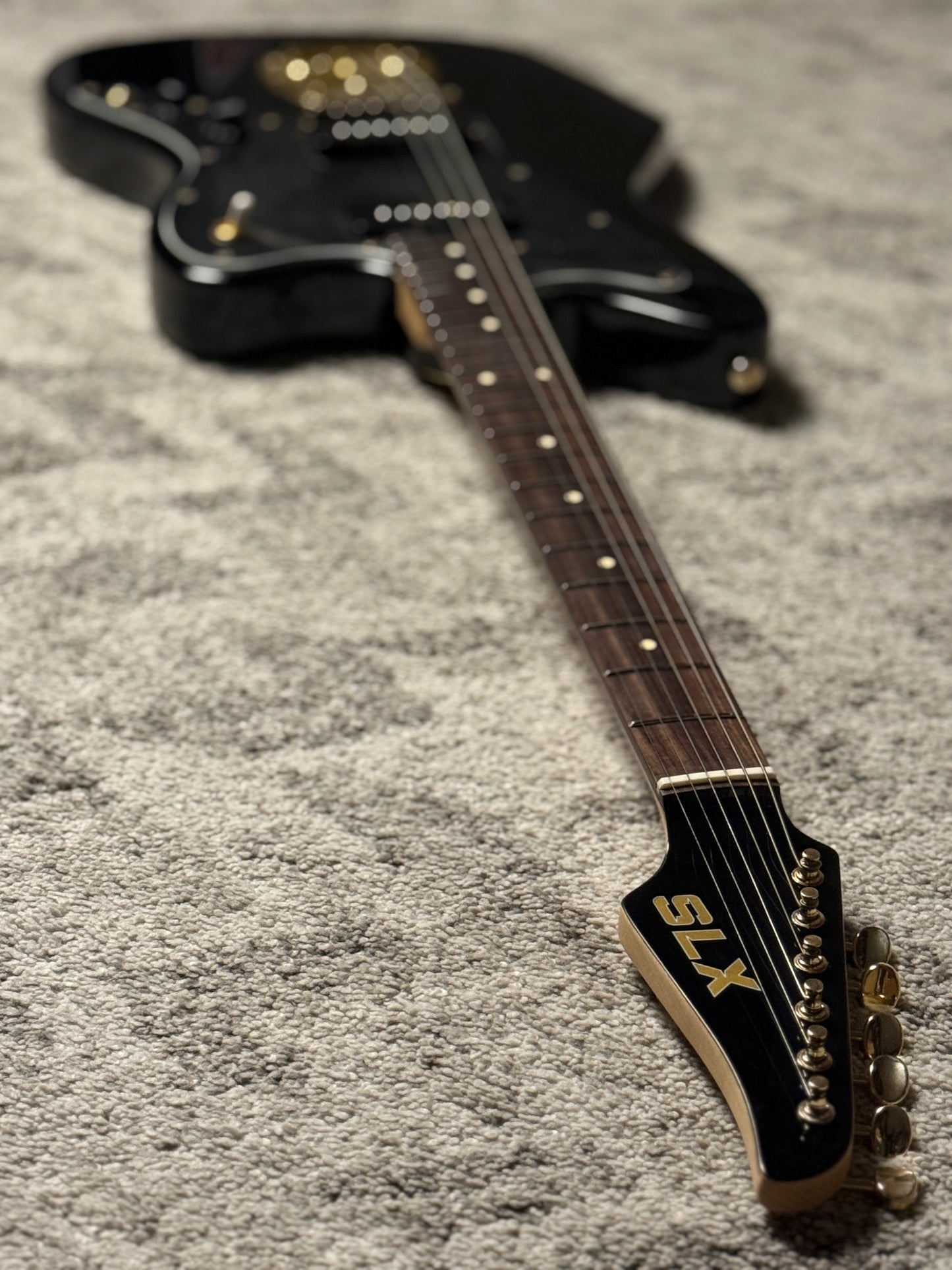 SLX Heron Classic P90 in Black with Gold Hardware