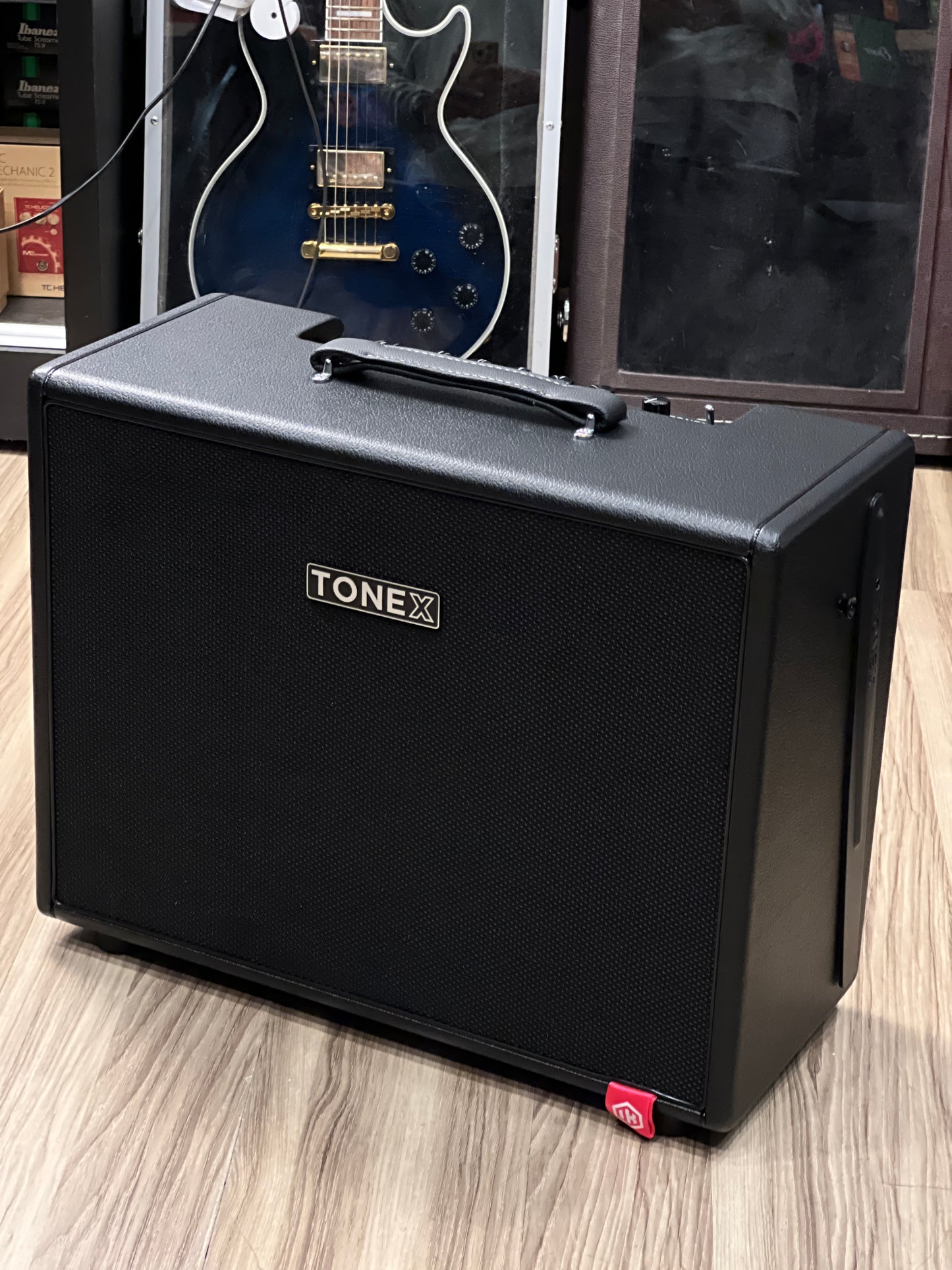 IK Multimedia TONEX Cab 700-watt 1 x 12-inch Powered Speaker Cabinet in Black
