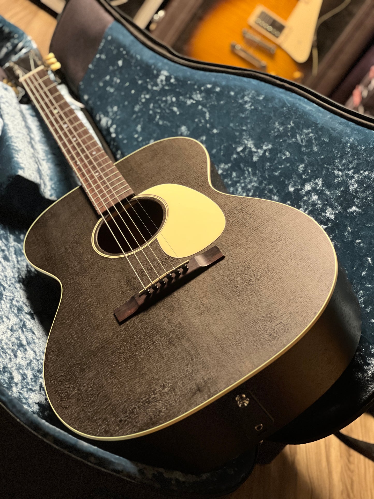 Martin 000-17E Acoustic-electric Guitar in Black Smoke