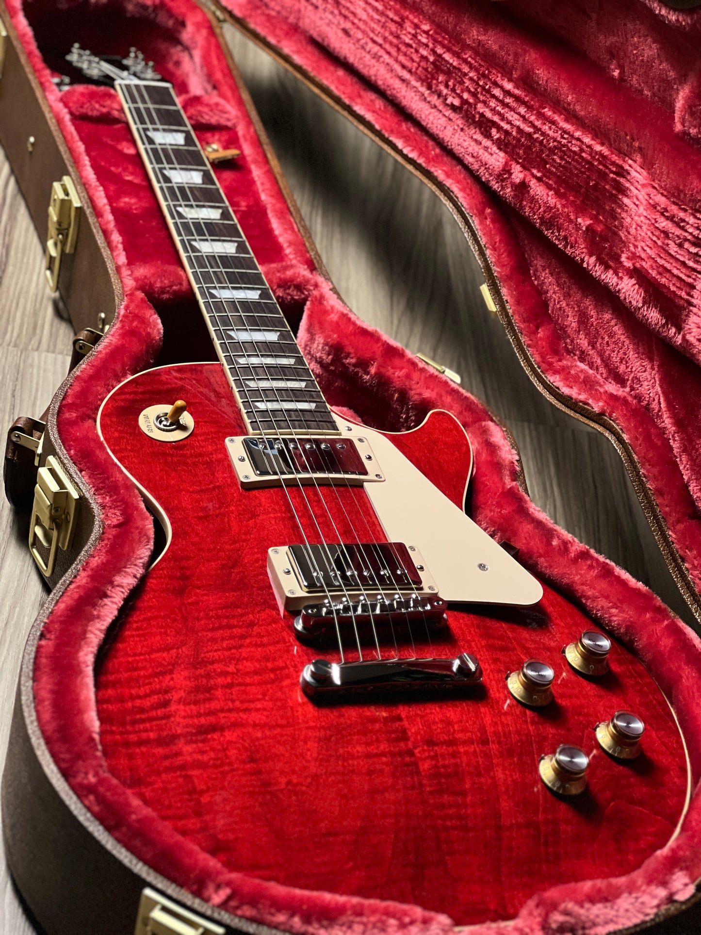 Gibson Les Paul Standard 60s Figured Top in 60s Cherry with Case 229930048