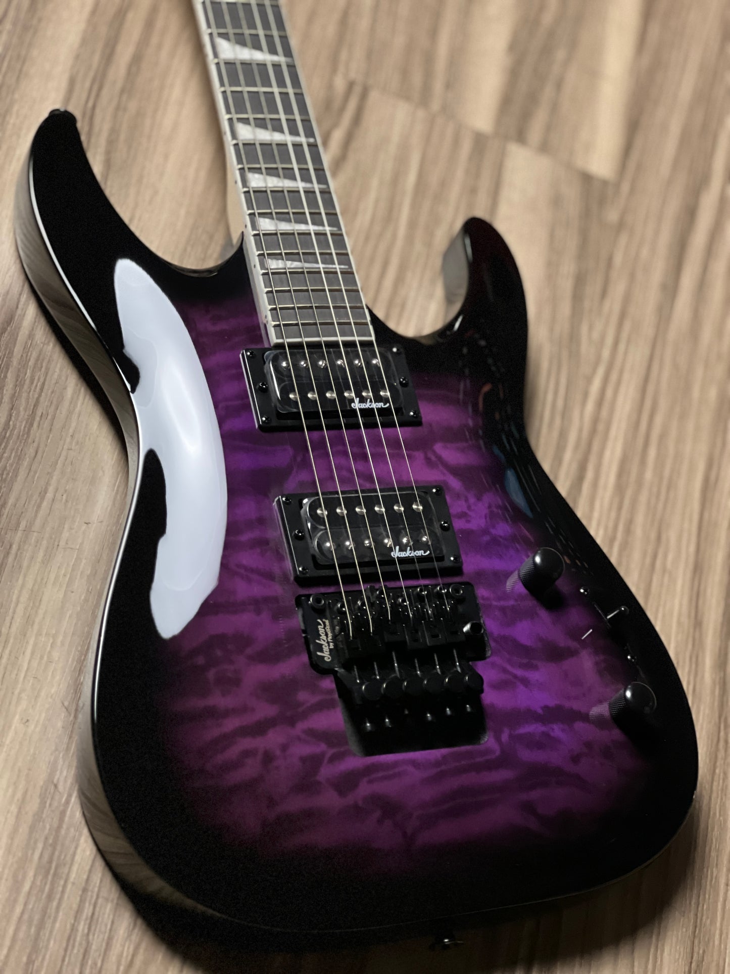 Jackson JS Series Dinky Arch Top JS32Q DKA with Amaranth FB in Transparent Purple Burst