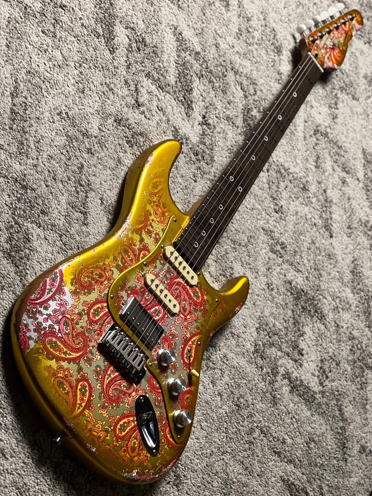 Dhatarattha Performance DST HSS in Gold Sparkle over Pink Paisley with RW FB and Nitrocellulose Lacquer Relic