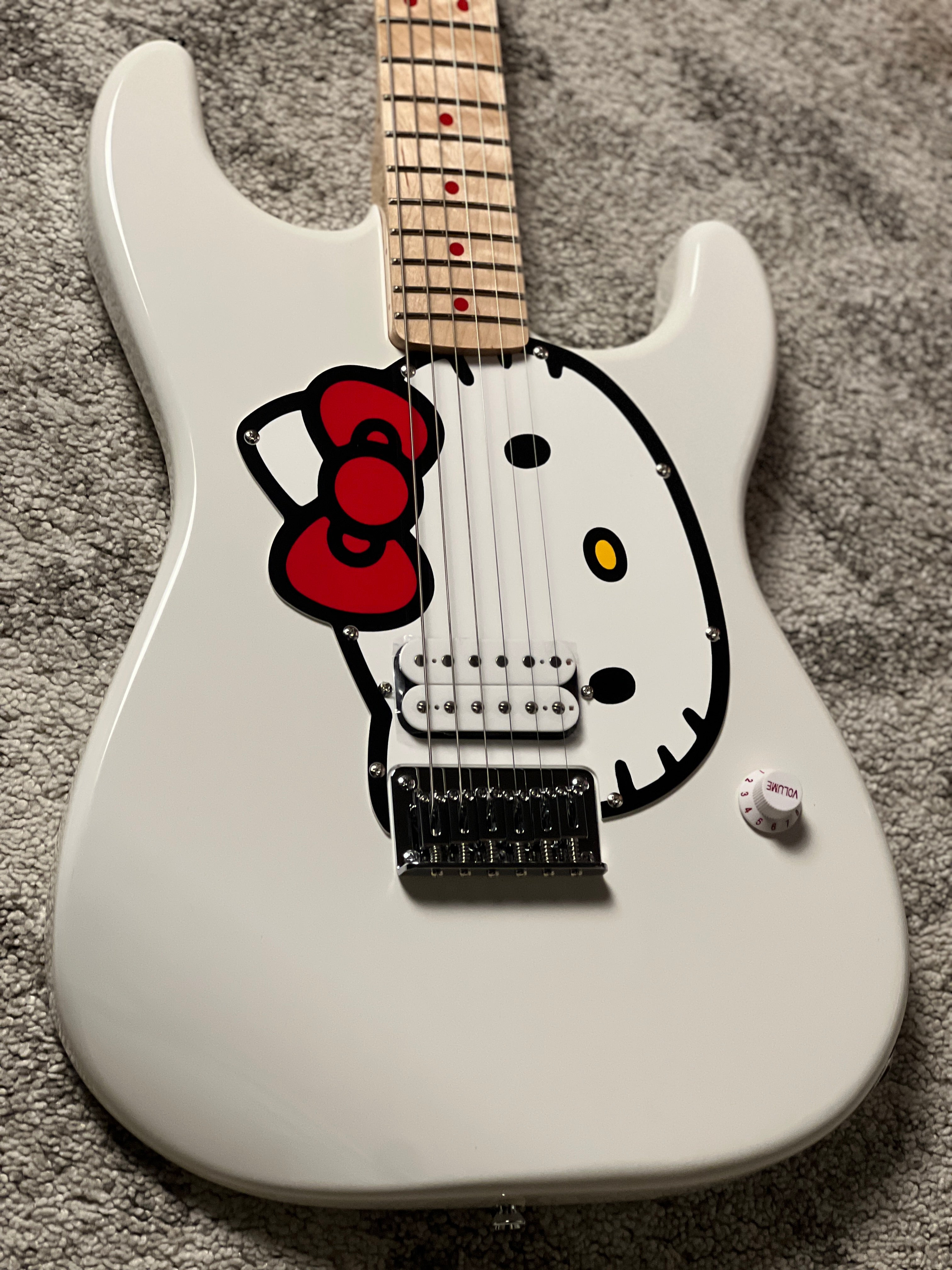 Squier by Fender Limited Edition Hello Kitty Stratocaster with