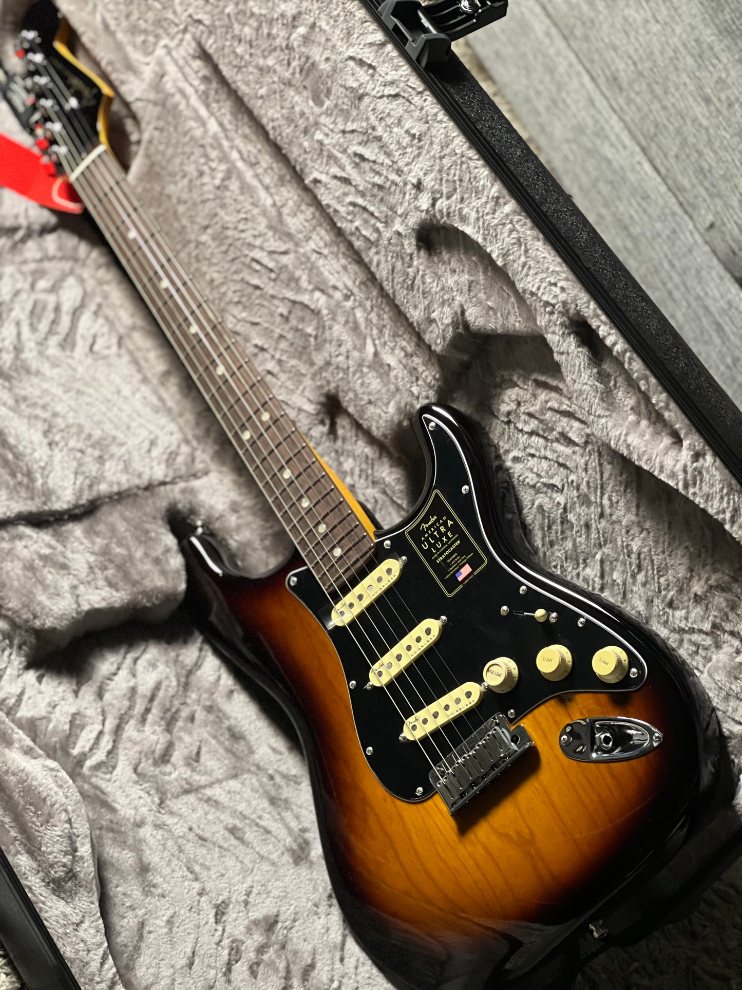 Fender American Ultra Luxe Stratocaster in 2 Color Sunburst with Rosewood Fingerboard US23058700