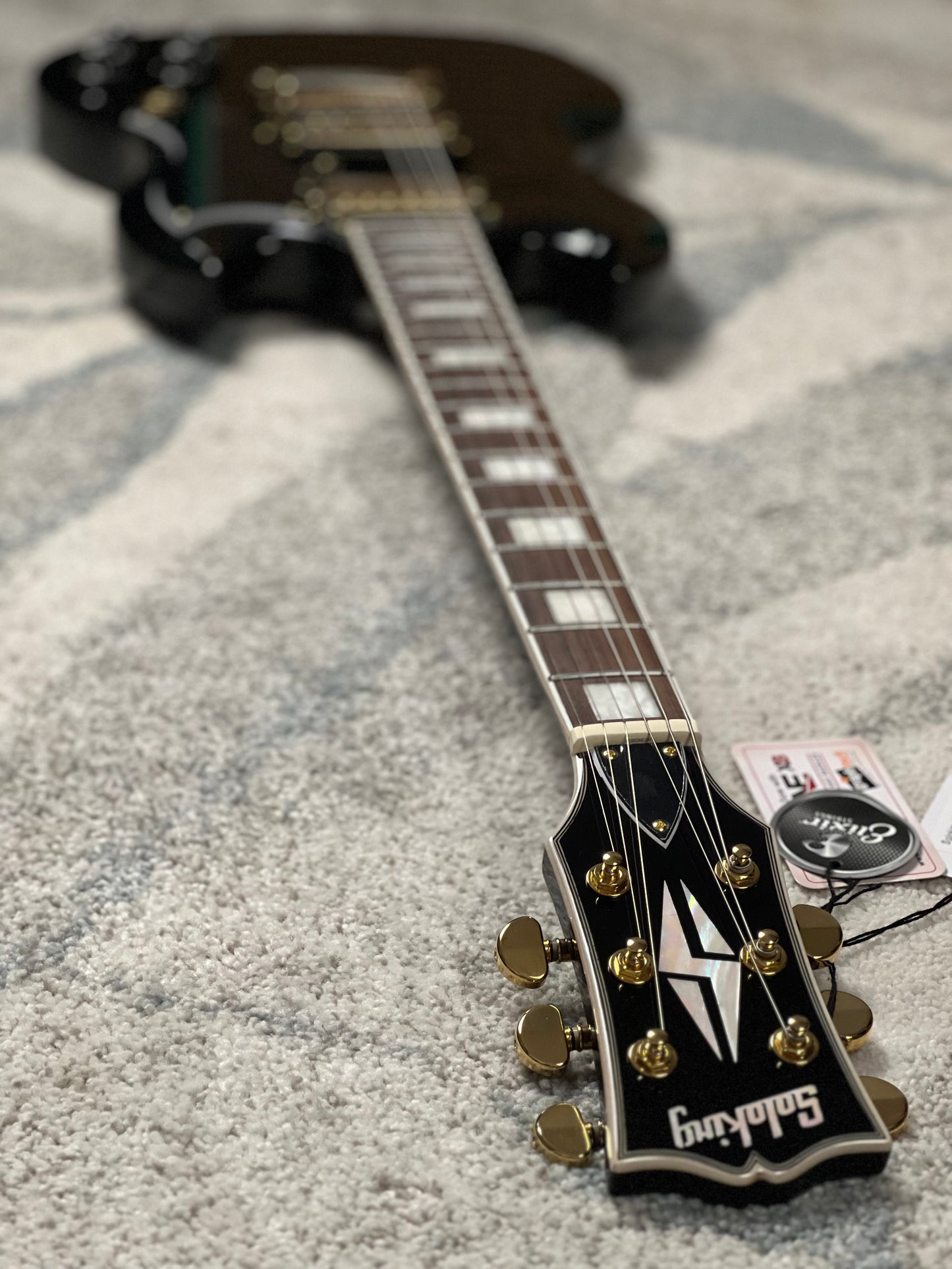 Soloking SG60 ในเชอร์รี่แดงใส 