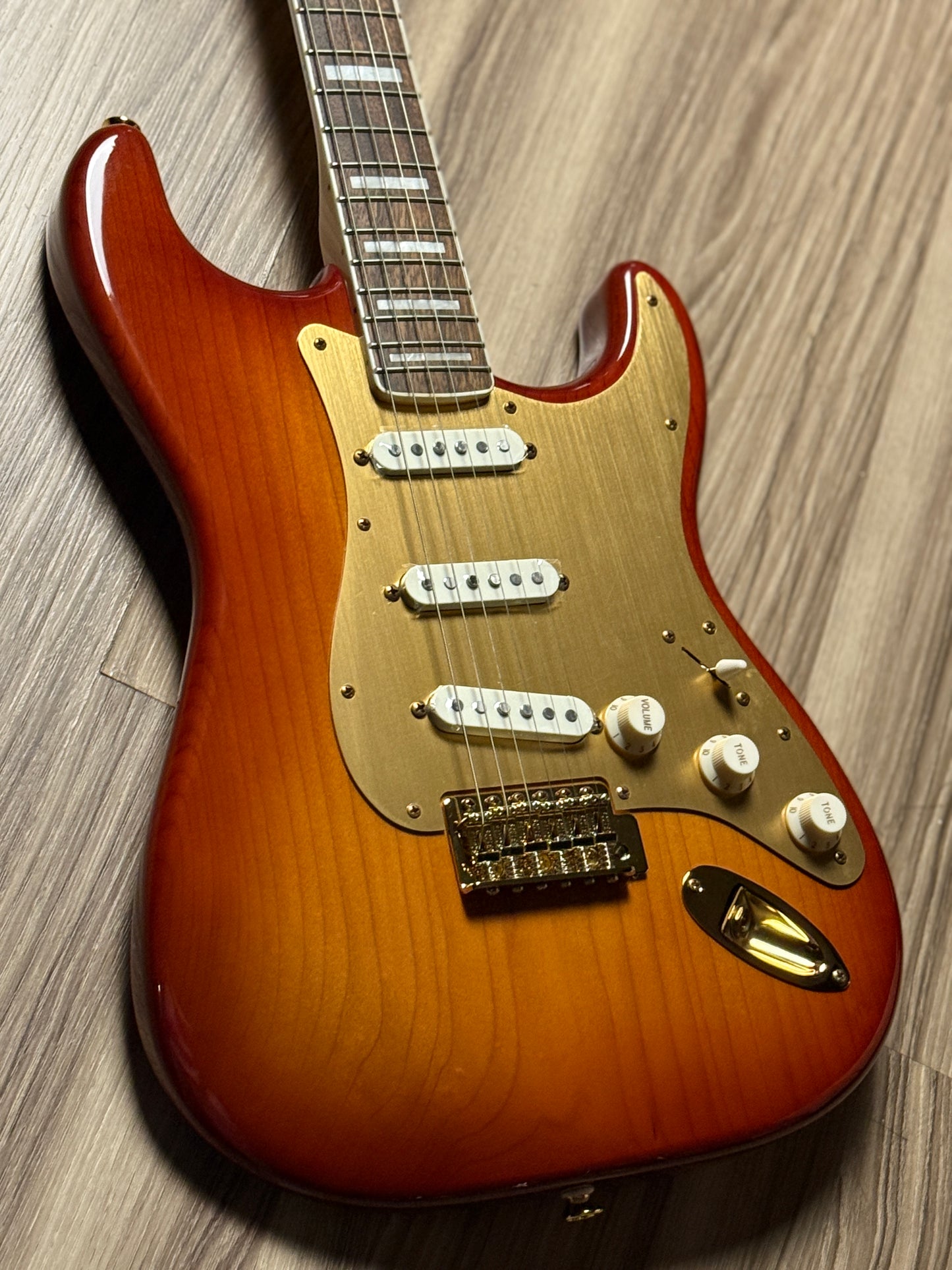 Squier 40th Anniversary Gold Edition Stratocaster in Sienna Sunburst (USED) ISSF22003676