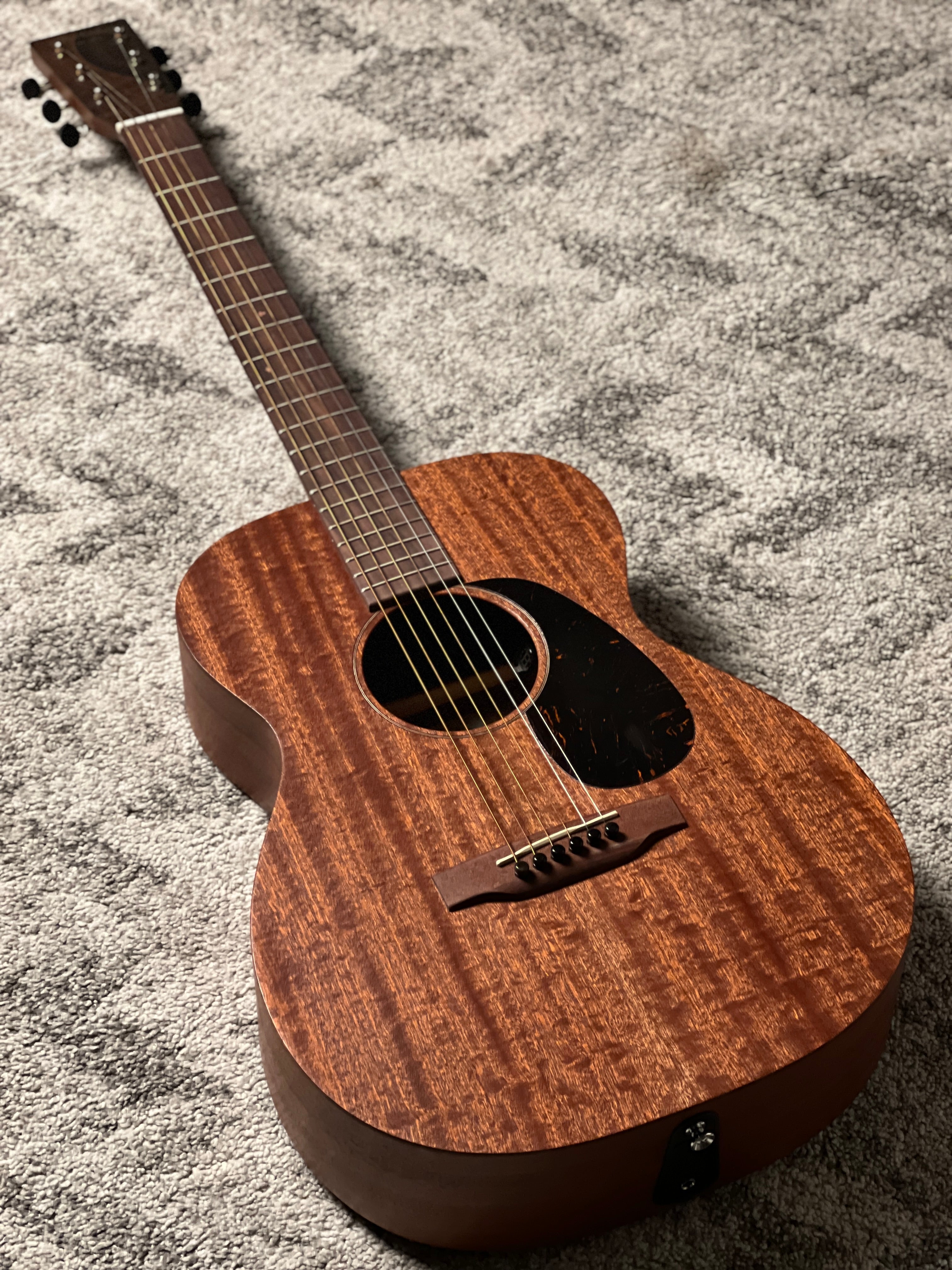 Martin 000 JR-E Acoustic Electric in Sapele – nafiriguitar.com