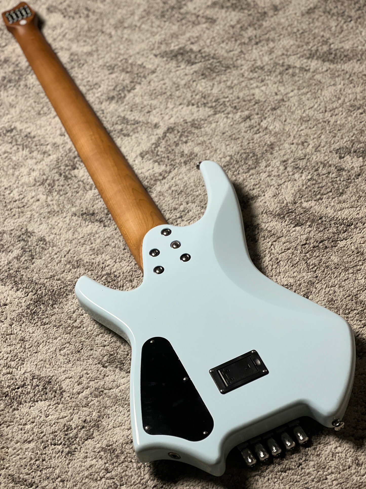 SQOE SBWT750 SBL Warrior 5-String Headless Bass in Sonic Blue