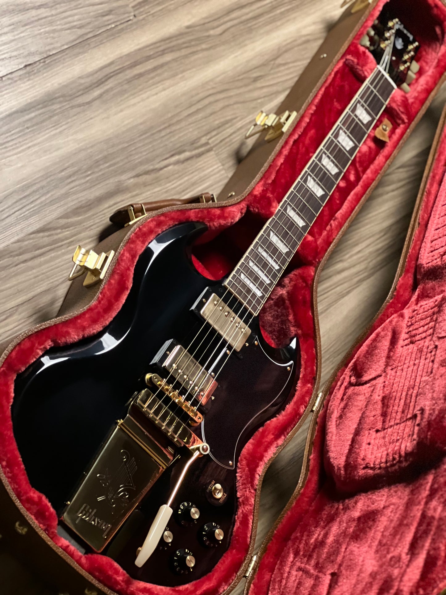 Gibson SG Standard '61 Maestro Vibrola T-Type in Ebony w/Case 232450252