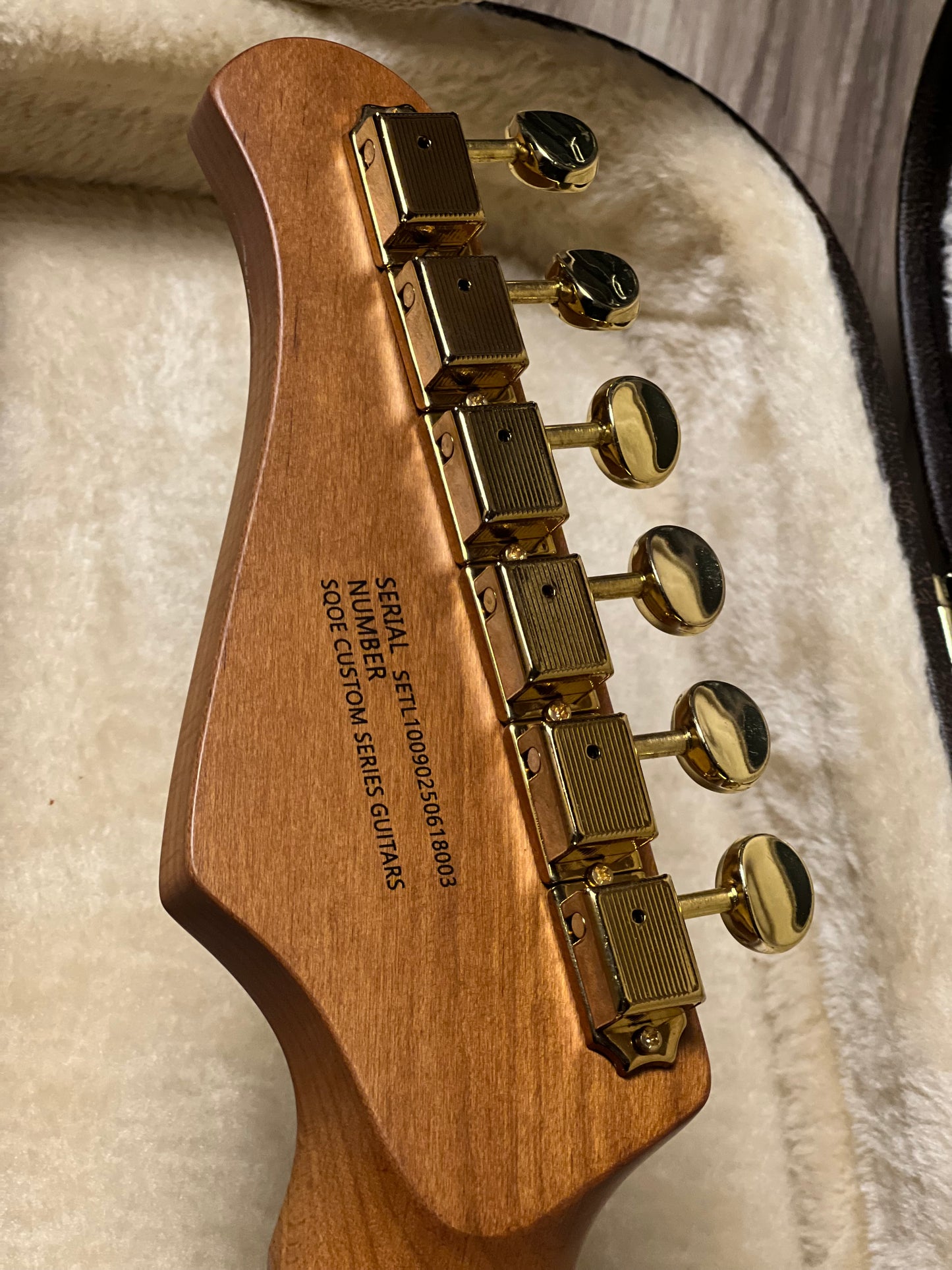 SQOE SETL1009 BK in Black with Hardshell Case