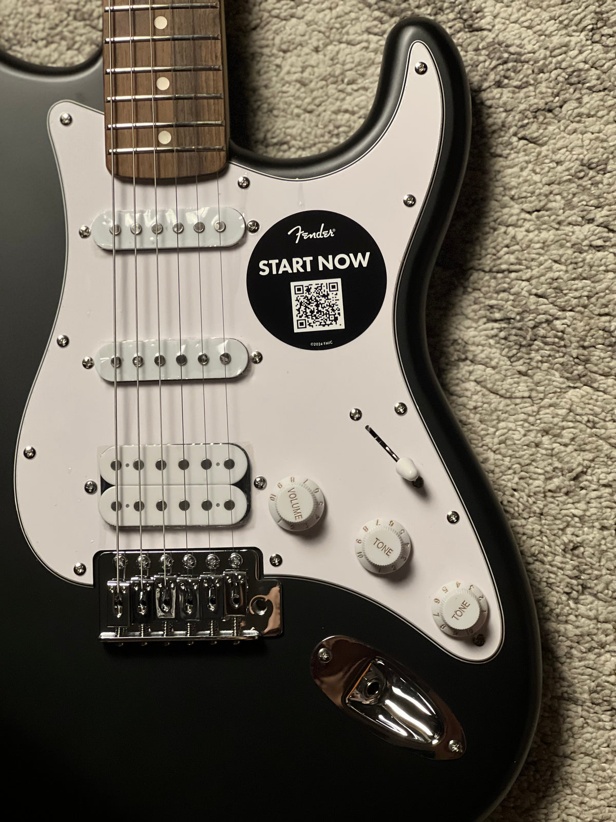 Squier Debut Series Stratocaster HSS with Laurel FB in Black