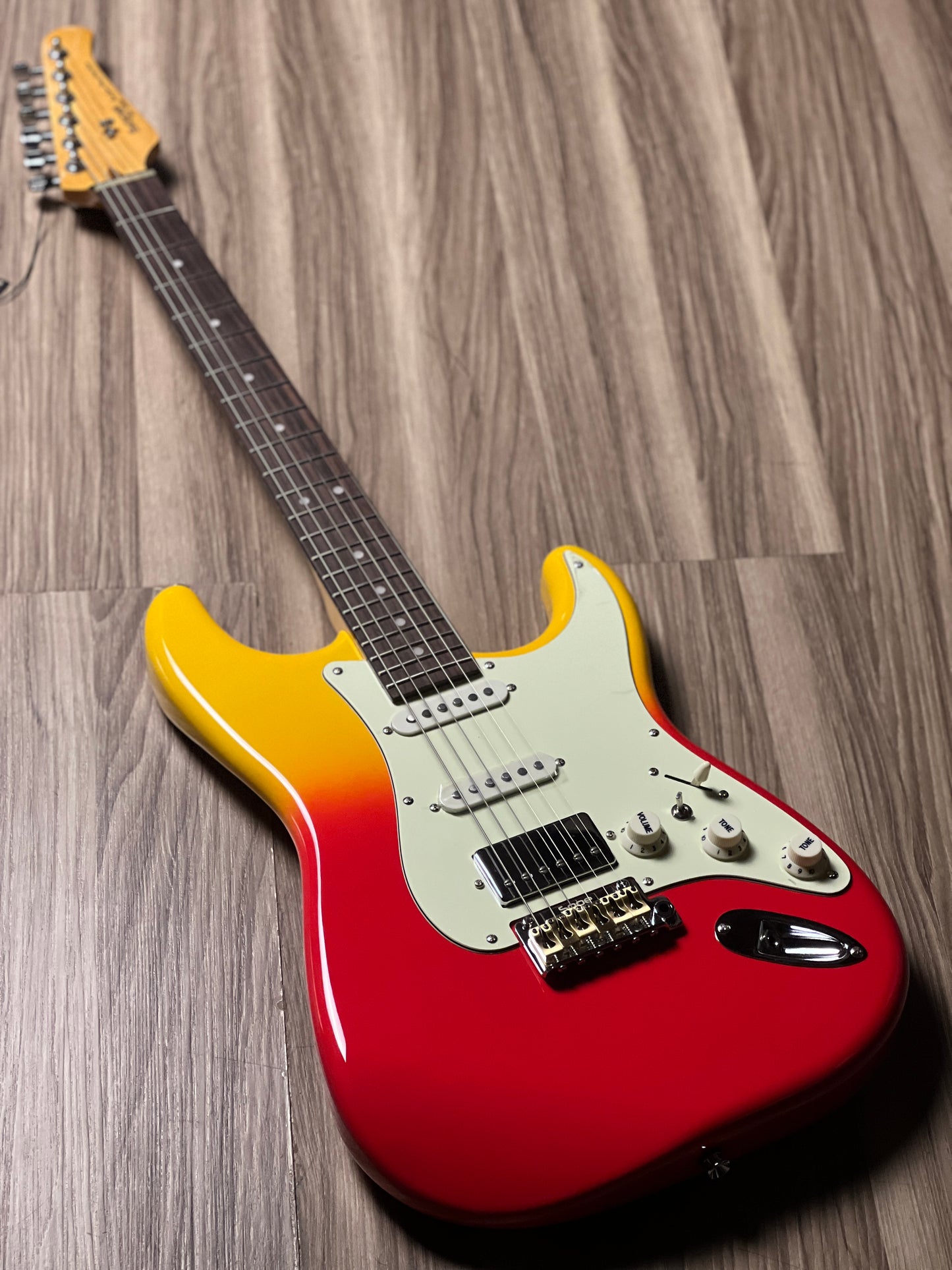 SQOE SEST1001 HSS Custom Shop Series in Tequila Sunrise Limited Edition with Hardshell Case