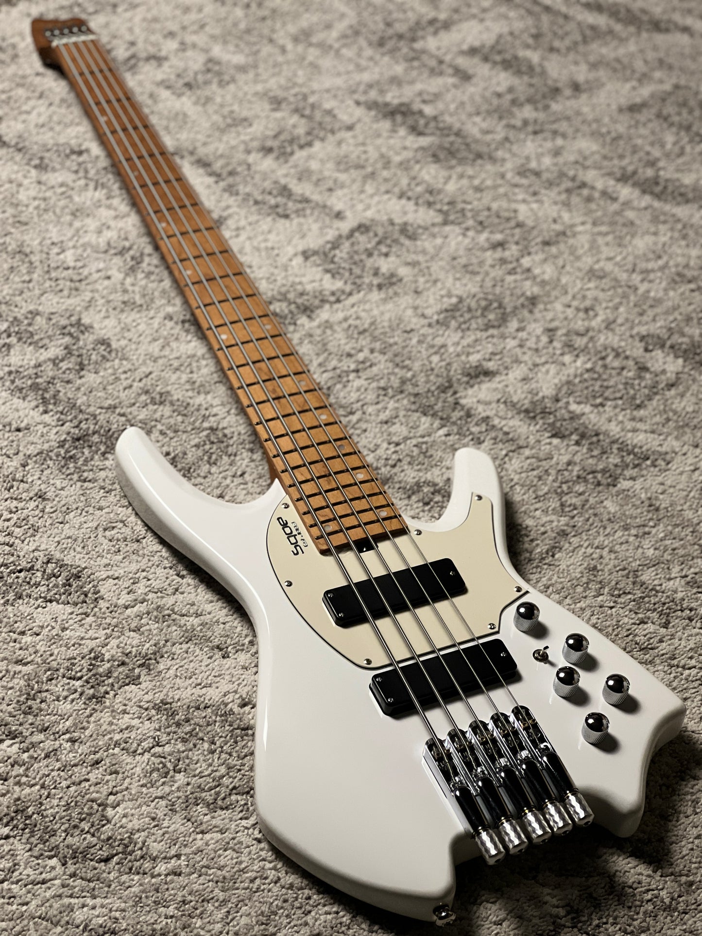 SQOE SBWT750 WH Warrior 5-String Headless Bass in Pearl White