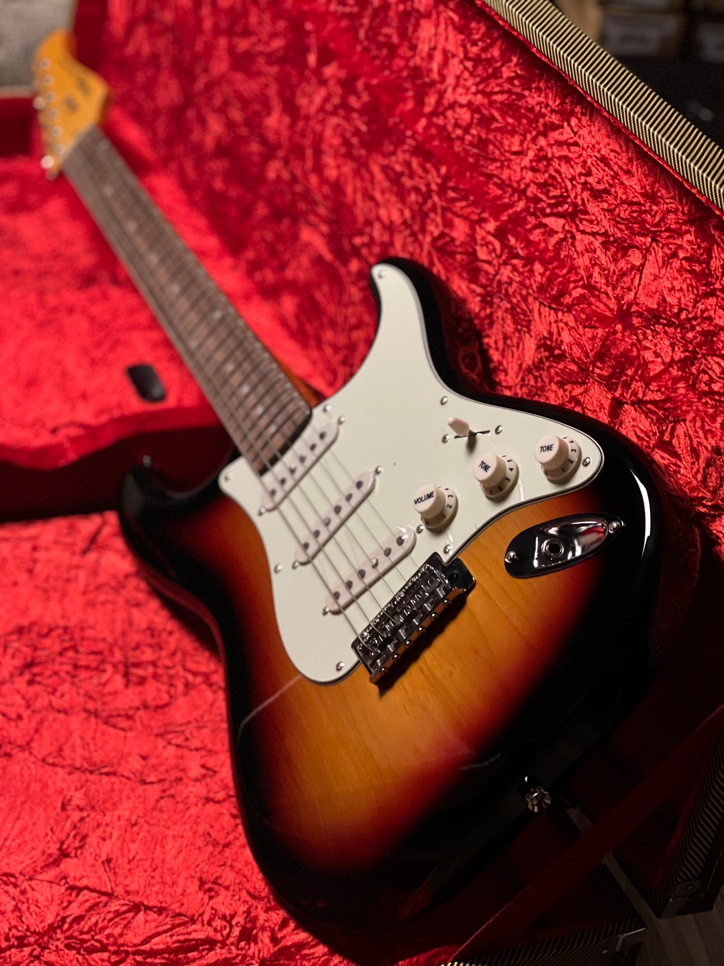 SQOE SEST1002 SB SSS Custom Shop Series in 3-Tone Sunburst Limited Edition with Hardshell Case