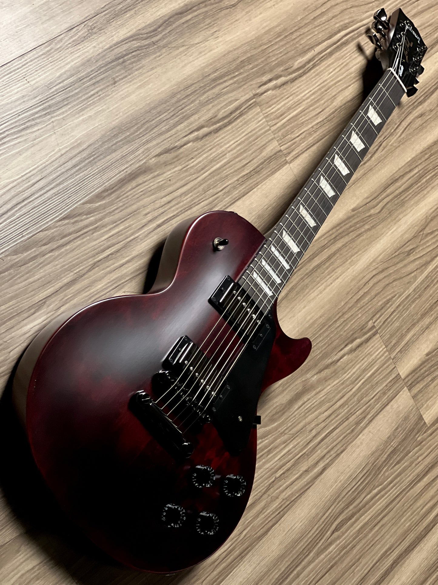 Gibson Les Paul Modern Studio in Wine Red Satin 215240040