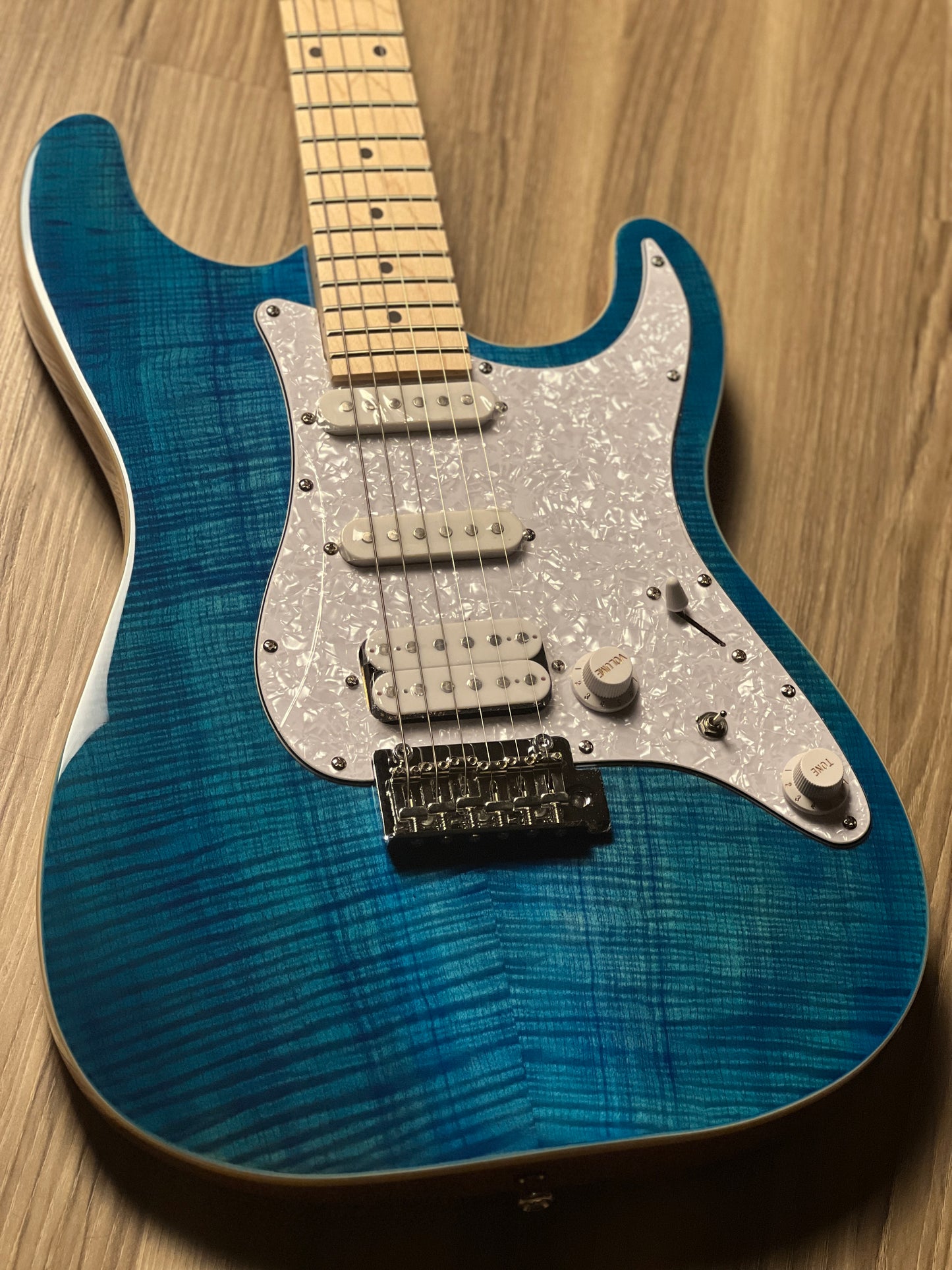 SQOE SEIB680 HSS with Flame Maple Top in Aqua Blue