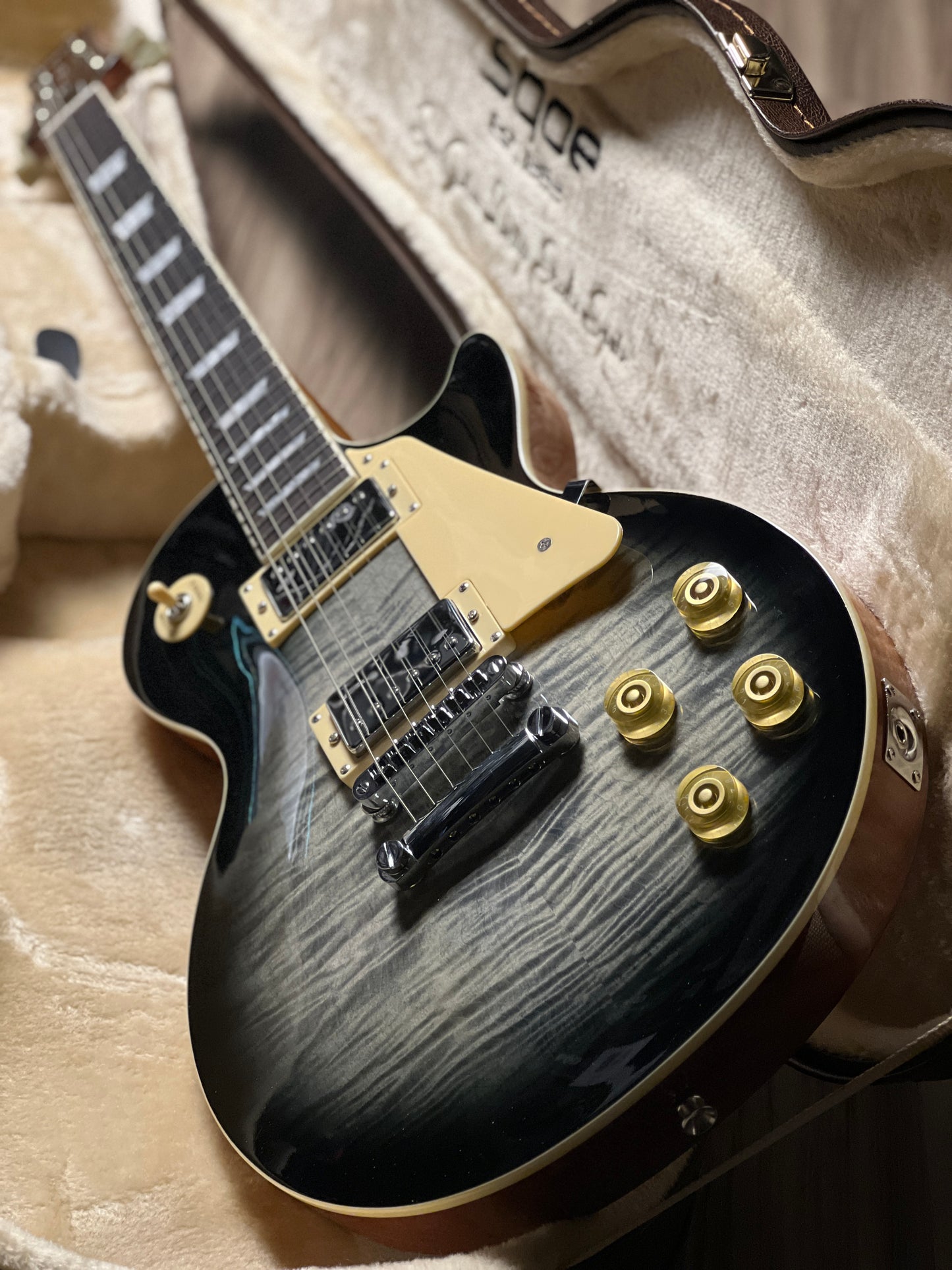 SQOE SELP900 in Charcoal Black Burst with Hardshell Case