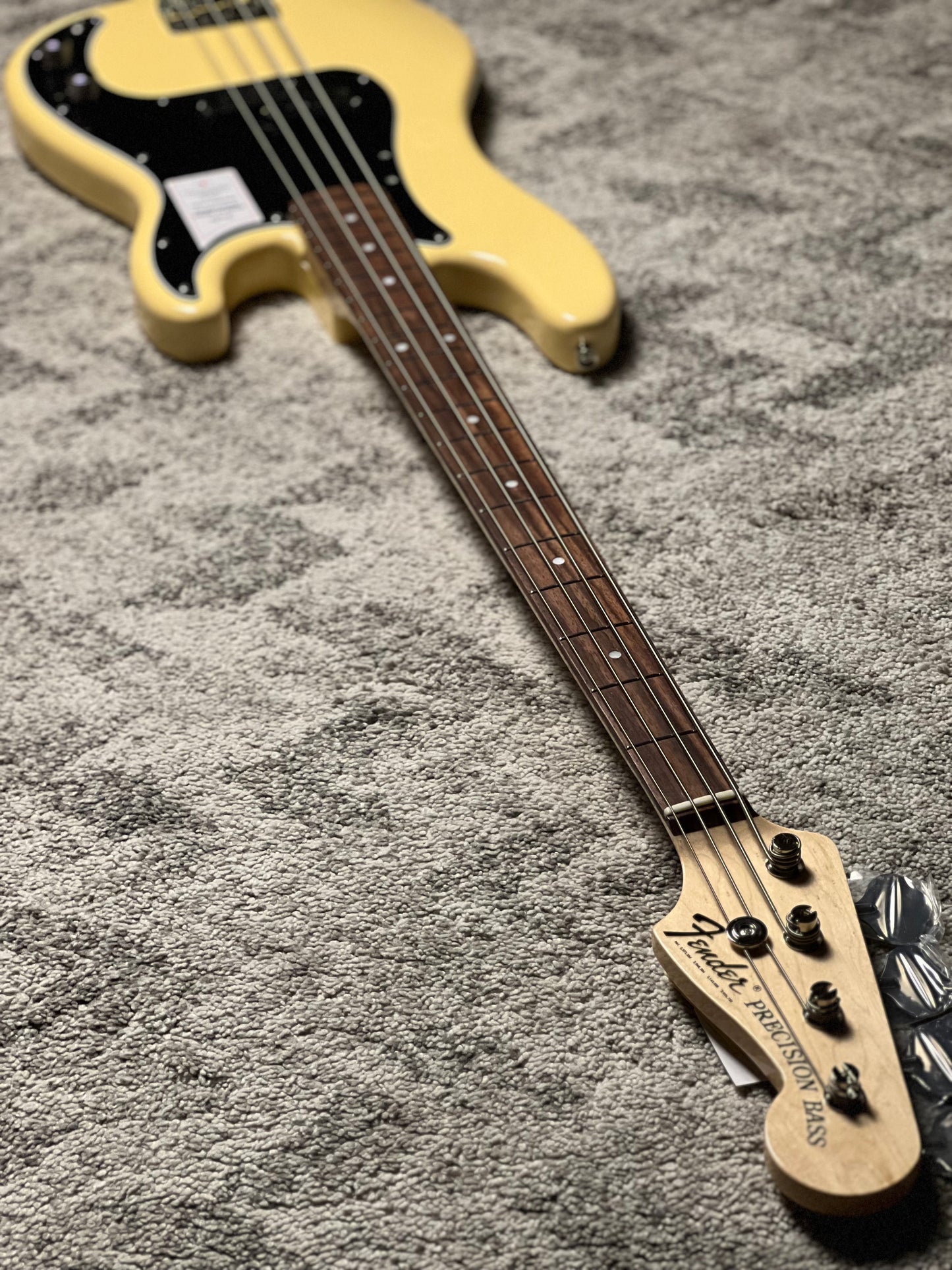 Fender Japan Traditional 70s Precision Bass with RW FB in Vintage White JD26002819