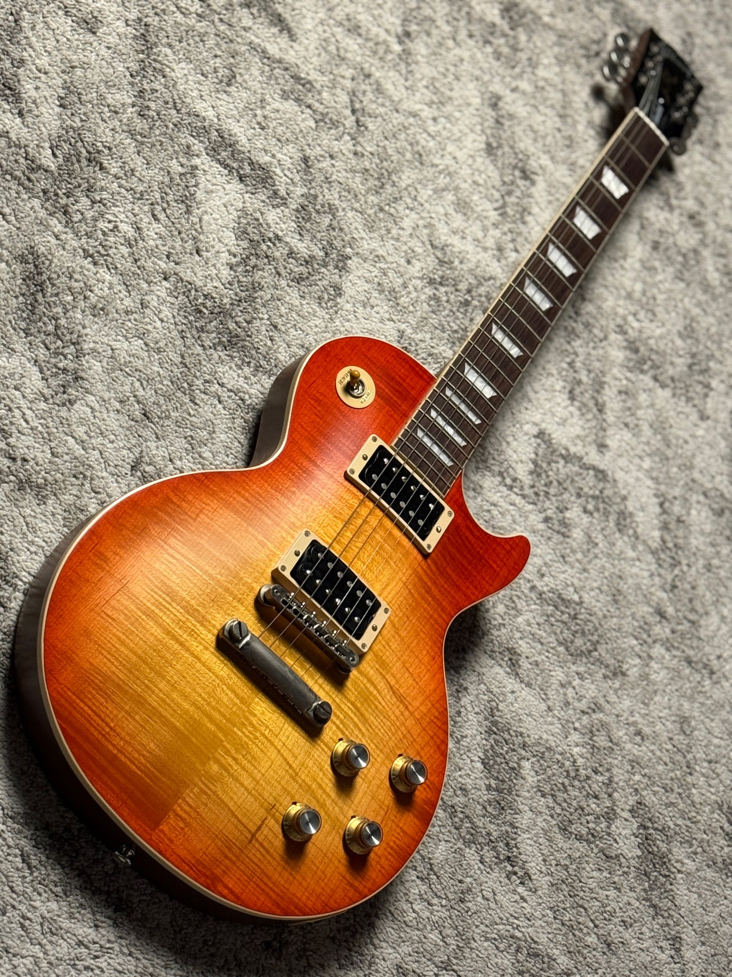 Gibson Les Paul Standard Faded 60s สี Vintage Cherry Sunburst พร้อมกล่อง