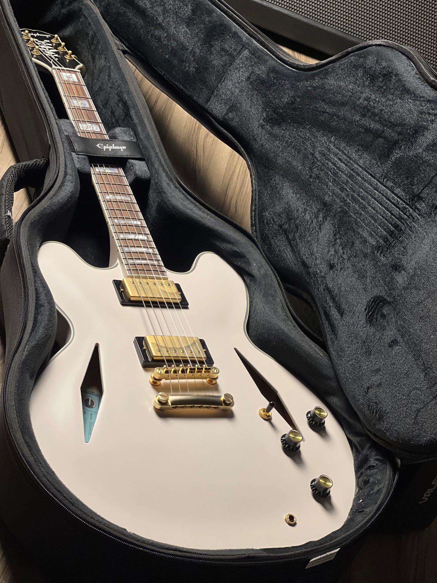 Epiphone Emily Wolfe "White Wolfe" Sheraton Semi-Hollow in Aged Bone White