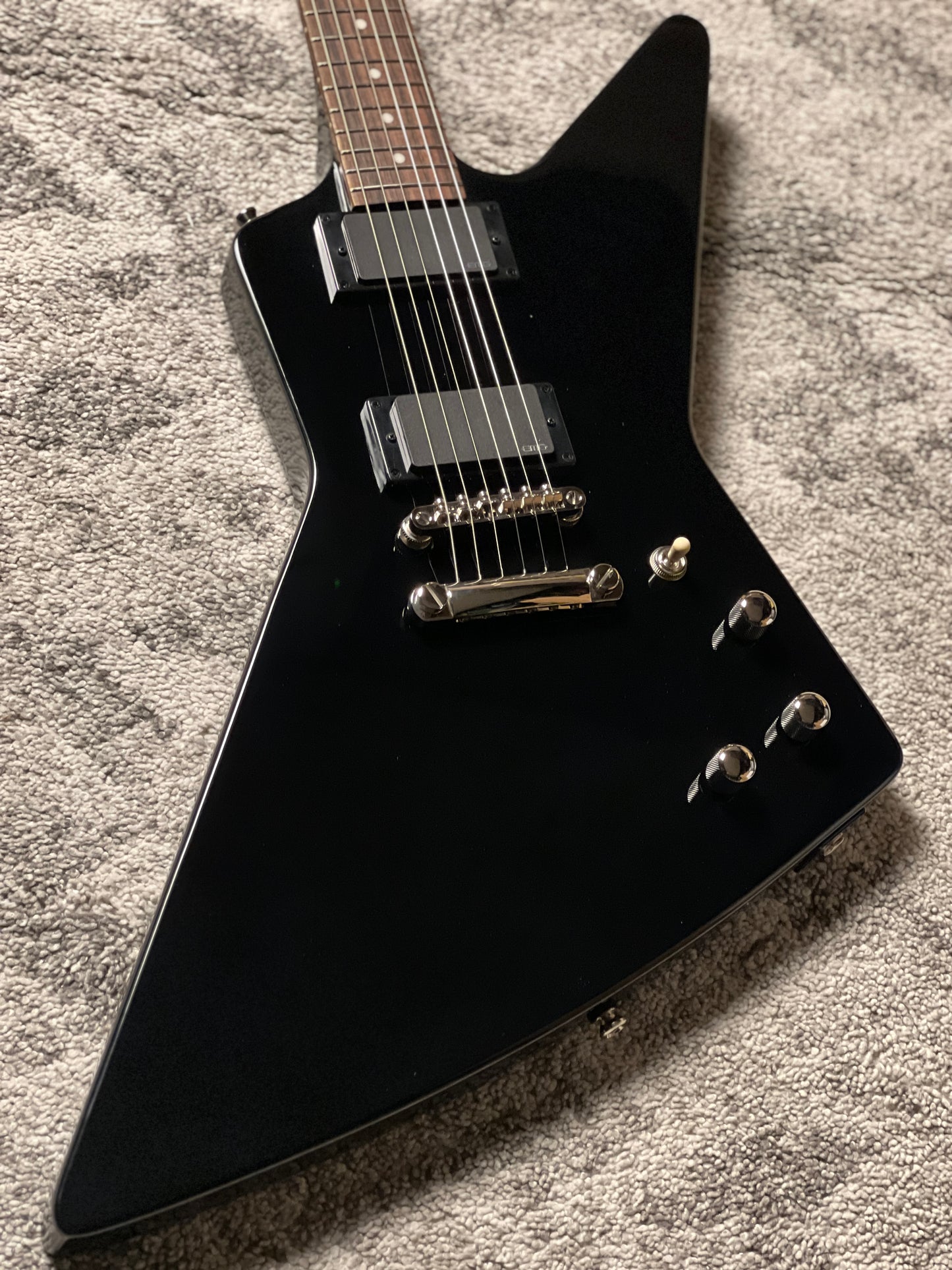 Epiphone Explorer 80s-EMG in Ebony w/Gigbag
