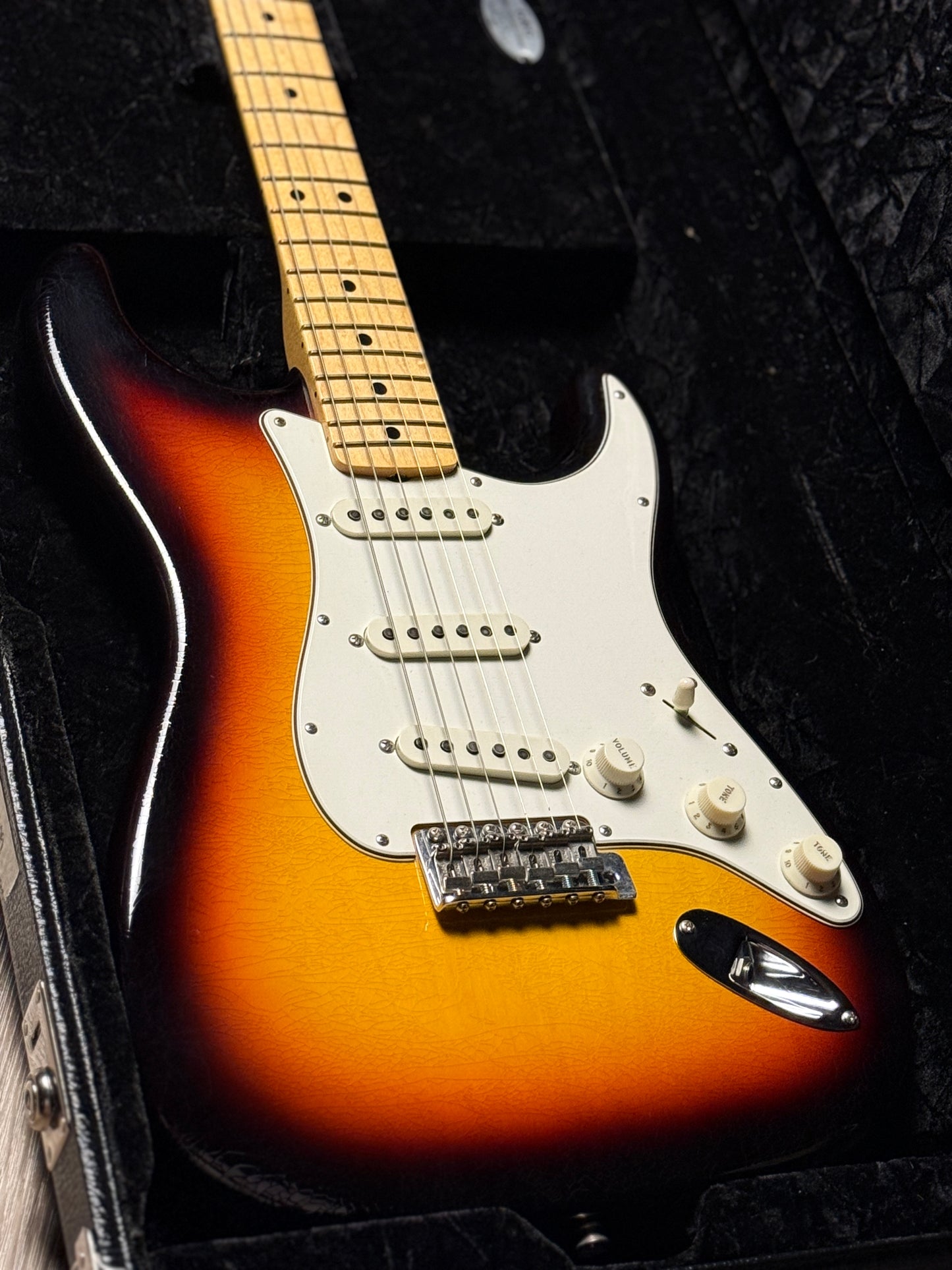 Fender Custom Shop 1968 Stratocaster Deluxe Closet Classic Maple in 3-color Sunburst CZ569243