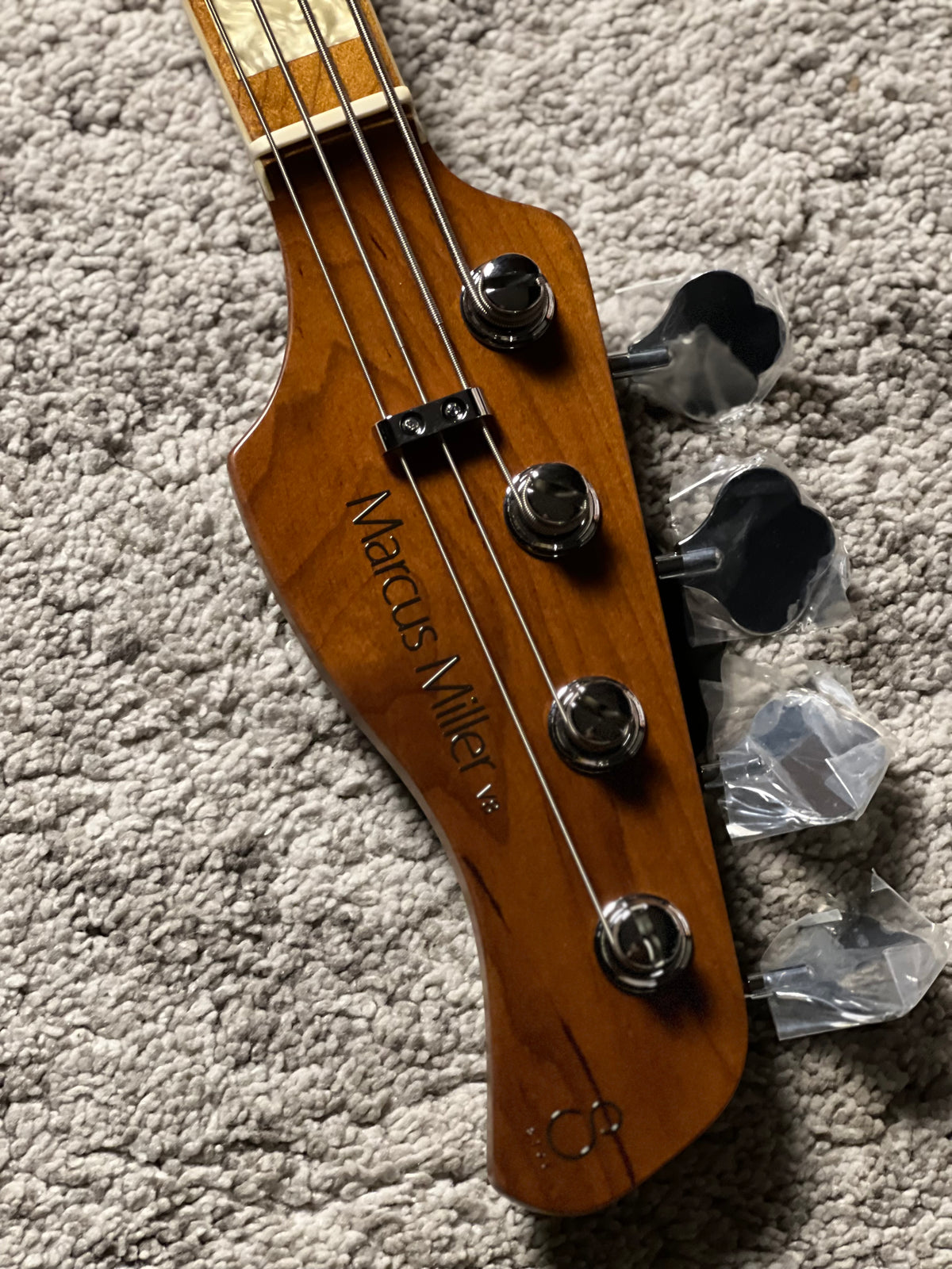 Sire Marcus Miller V8 SWAMP ASH 4 String in Natural w/Bag