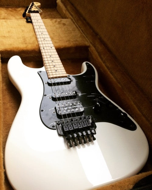 Adrian Smith SDXM ที่เป็นซิกเนเจอร์ของ Jackson X Series พร้อม Maple FB สี Snow White