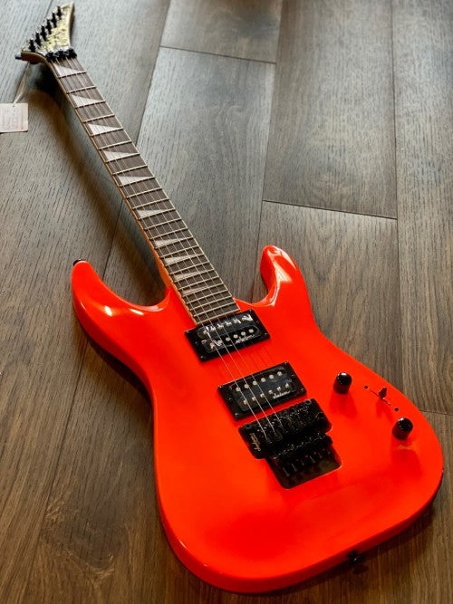 Jackson JS Series Dinky Arch ตัวท็อป JS32 DKA พร้อม Amaranth FB สี Neon Orange 