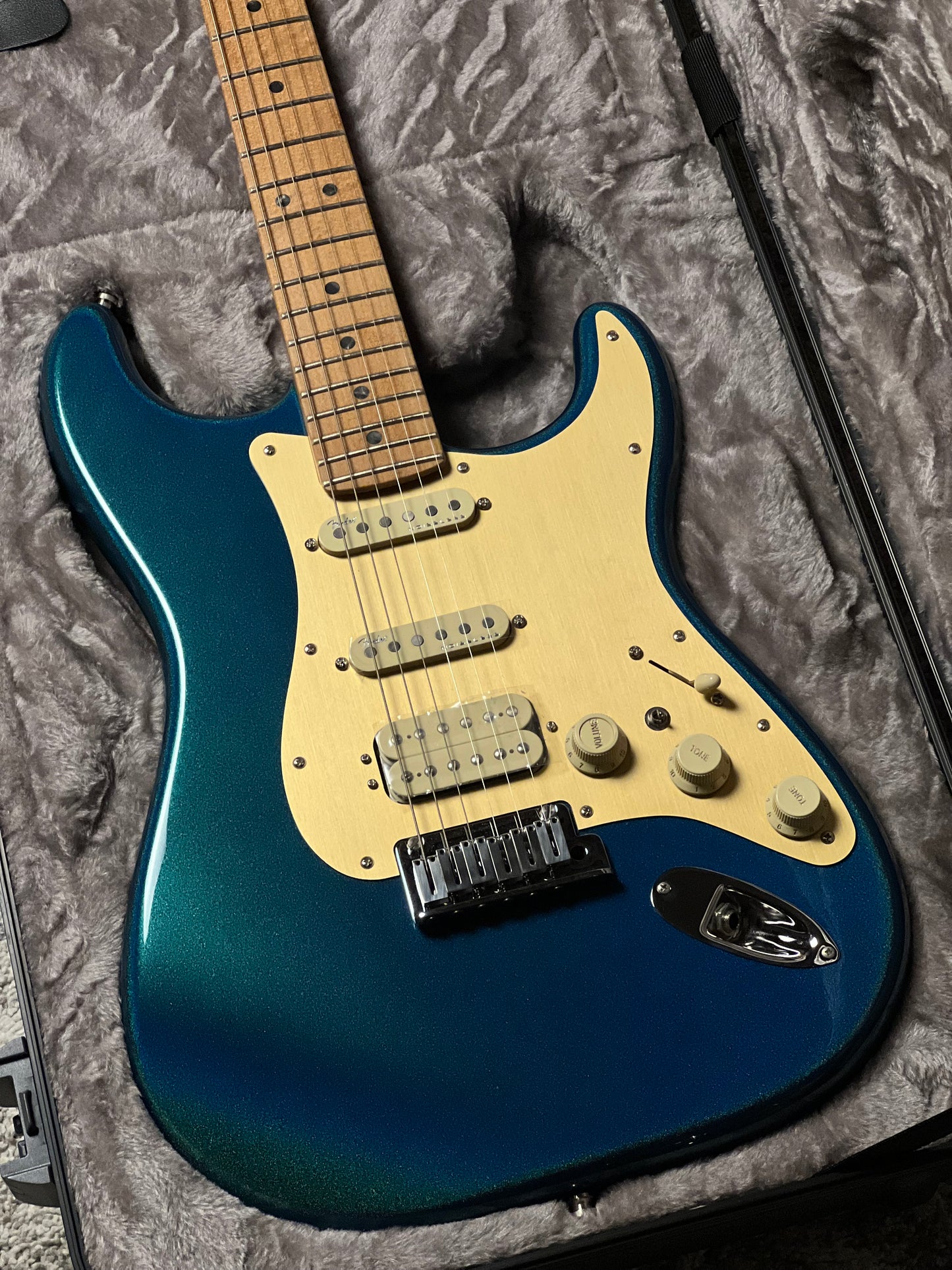 Fender FSR American Ultra II Stratocaster HSS with Roasted Maple FB in Aurora Metallic US25001512