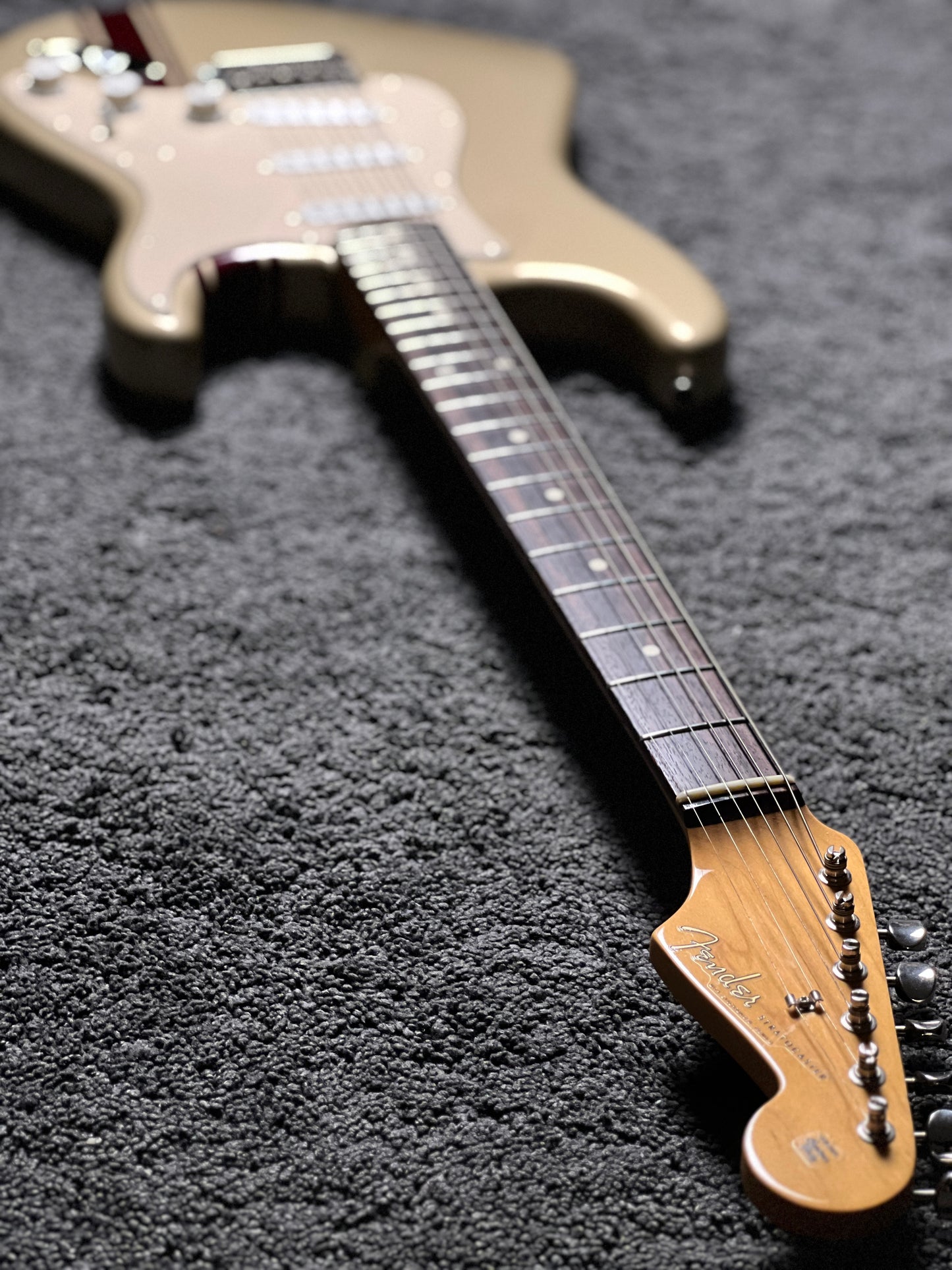Fender John Mayer Signature Stratocaster Shoreline Gold with Burgundy Racing Stripe SE01716 (USED)