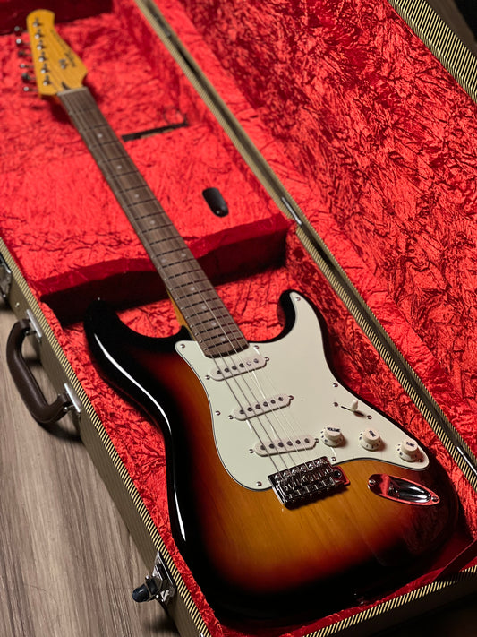 SQOE SEST1002 SB SSS Custom Shop Series in 3-Tone Sunburst Limited Edition with Hardshell Case