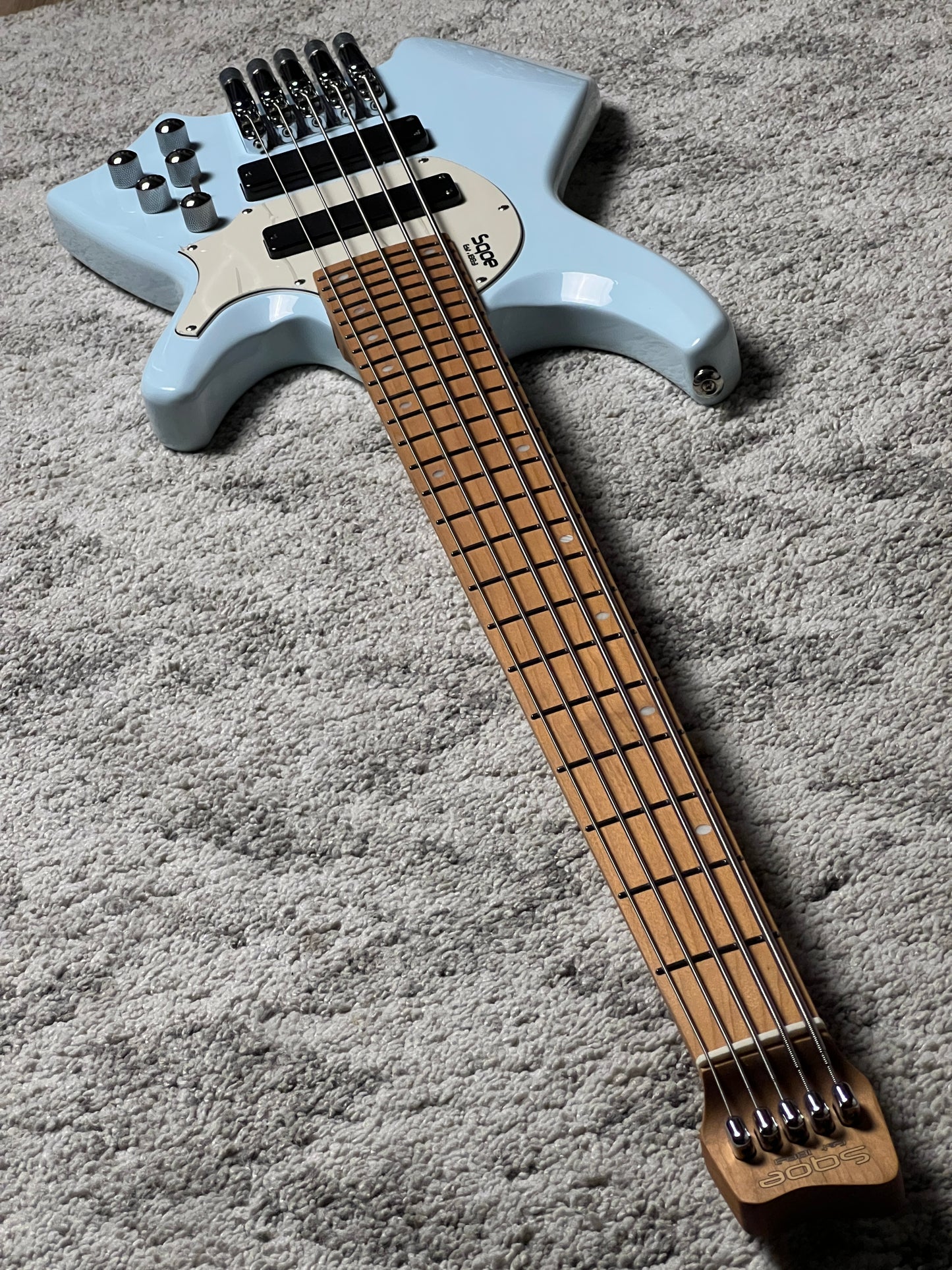SQOE SBWT750 SBL Warrior 5-String Headless Bass in Sonic Blue
