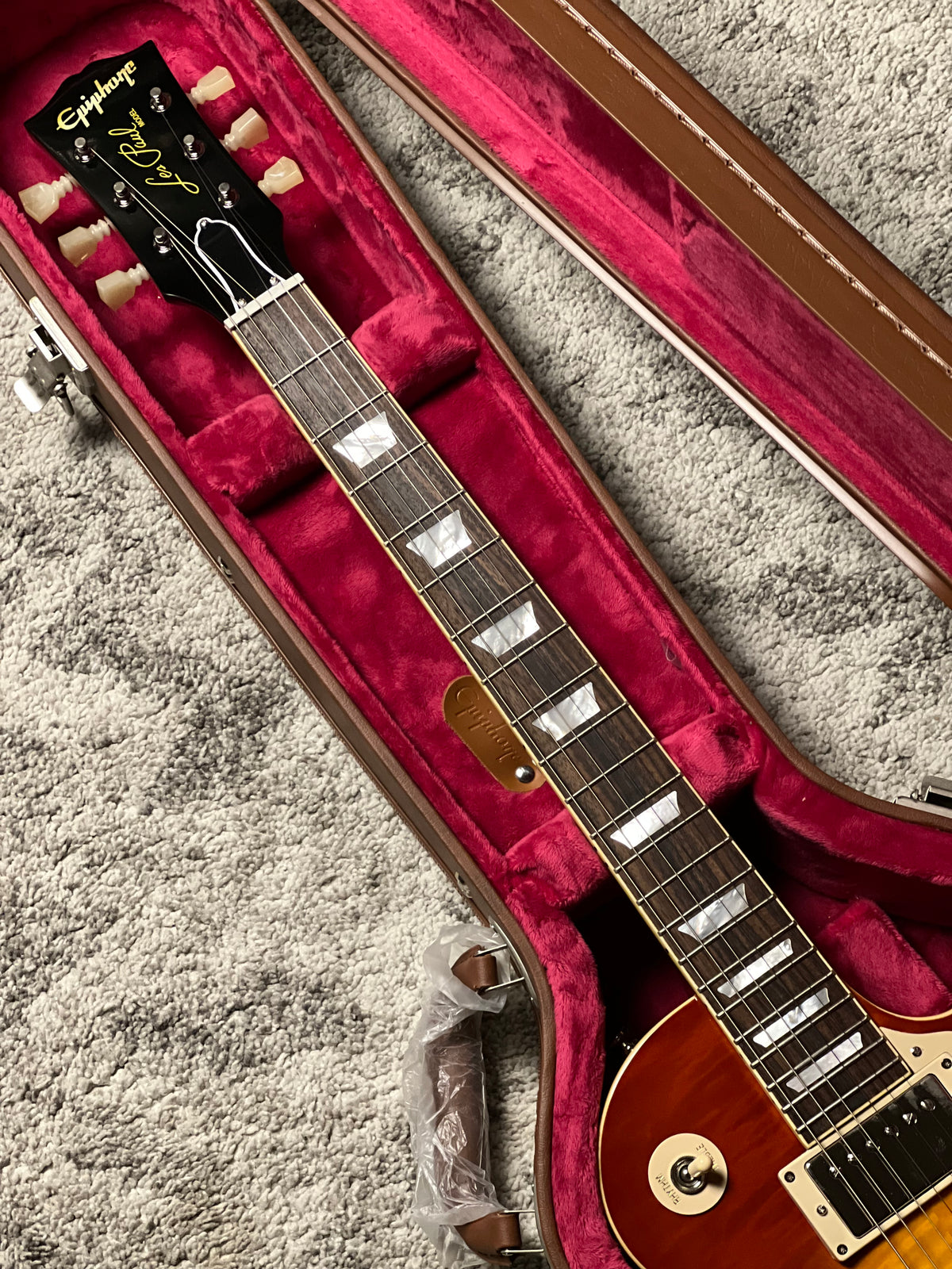 Epiphone 1960 Les Paul Standard Reissue in Washed Cherry Burst w/Case 25011520041