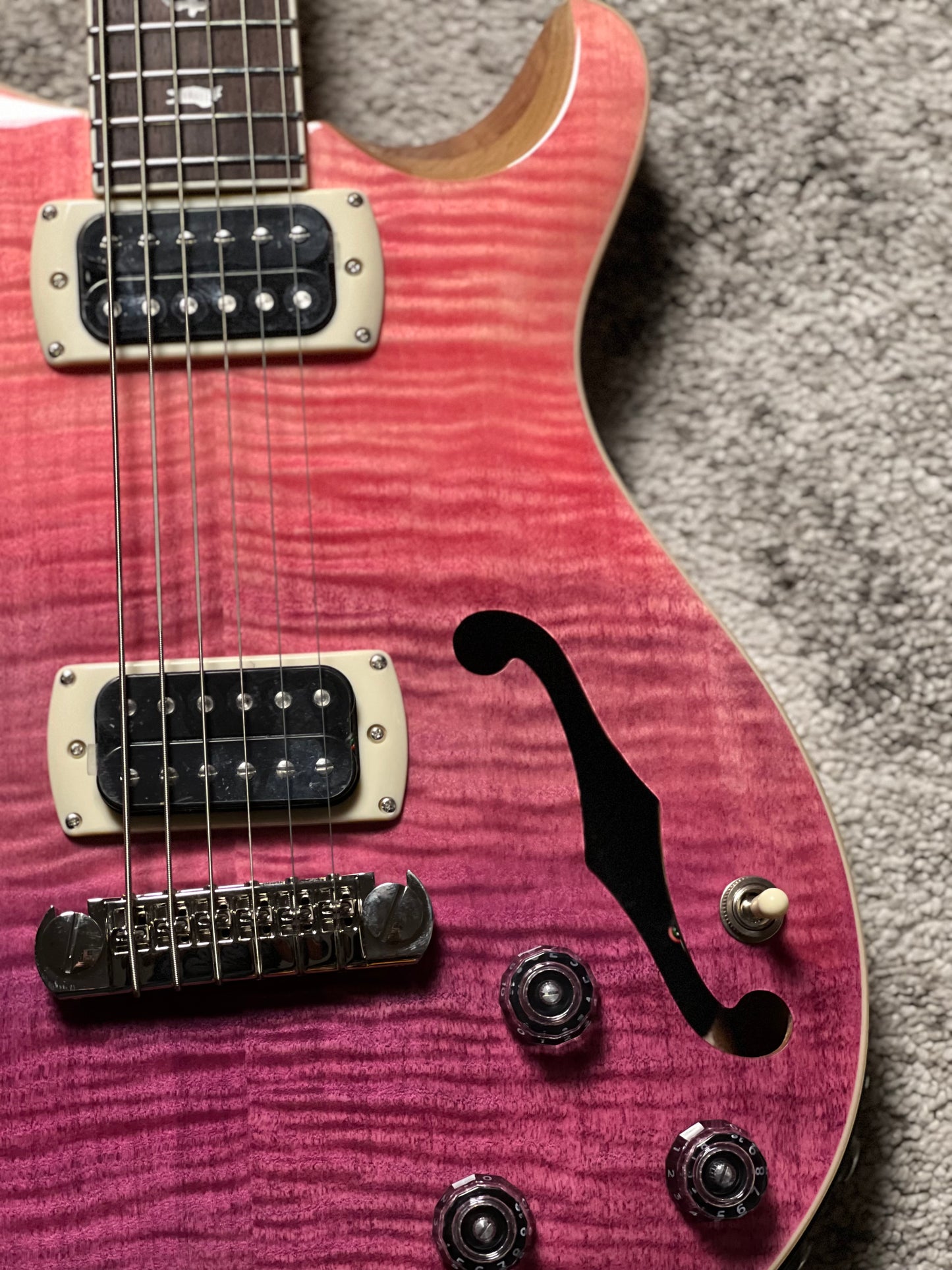 PRS SE Ed Sheeran Flat Back Hollowbody I Baritone Piezo in Pink Ombre