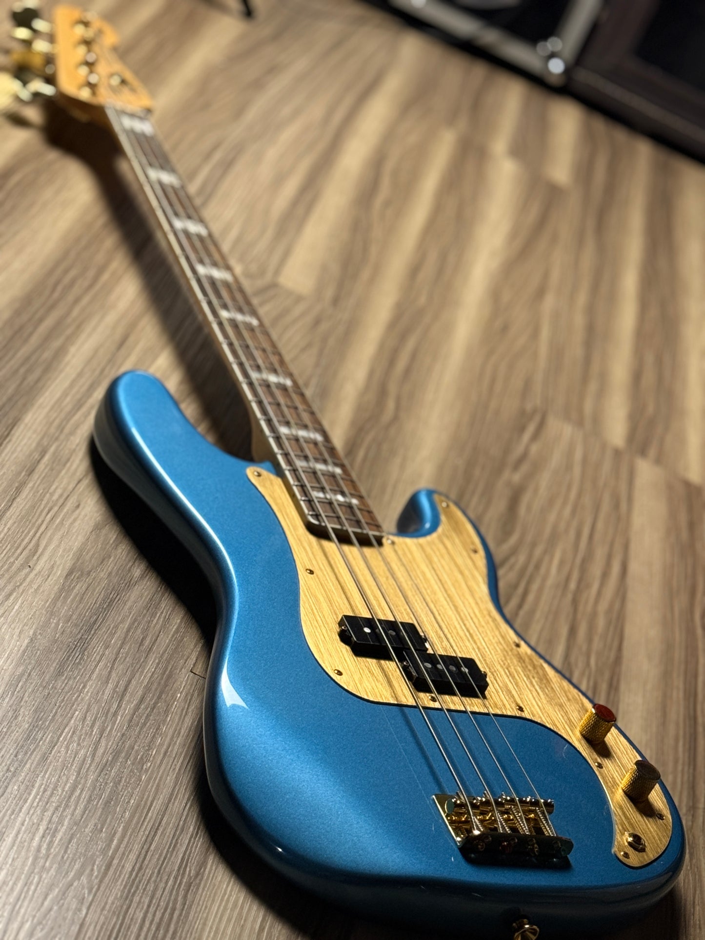 Squier 40th Anniversary Gold Edition Precision Bass in Lake Placid Blue (USED) ISSF22003751