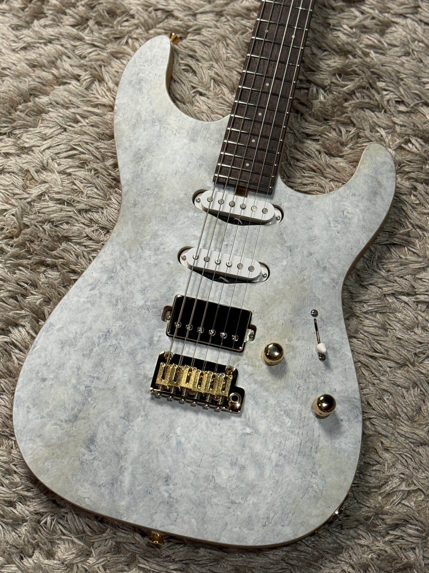 Saito S-622 SSH with Rosewood and Gold Hardware in White Granite 253033