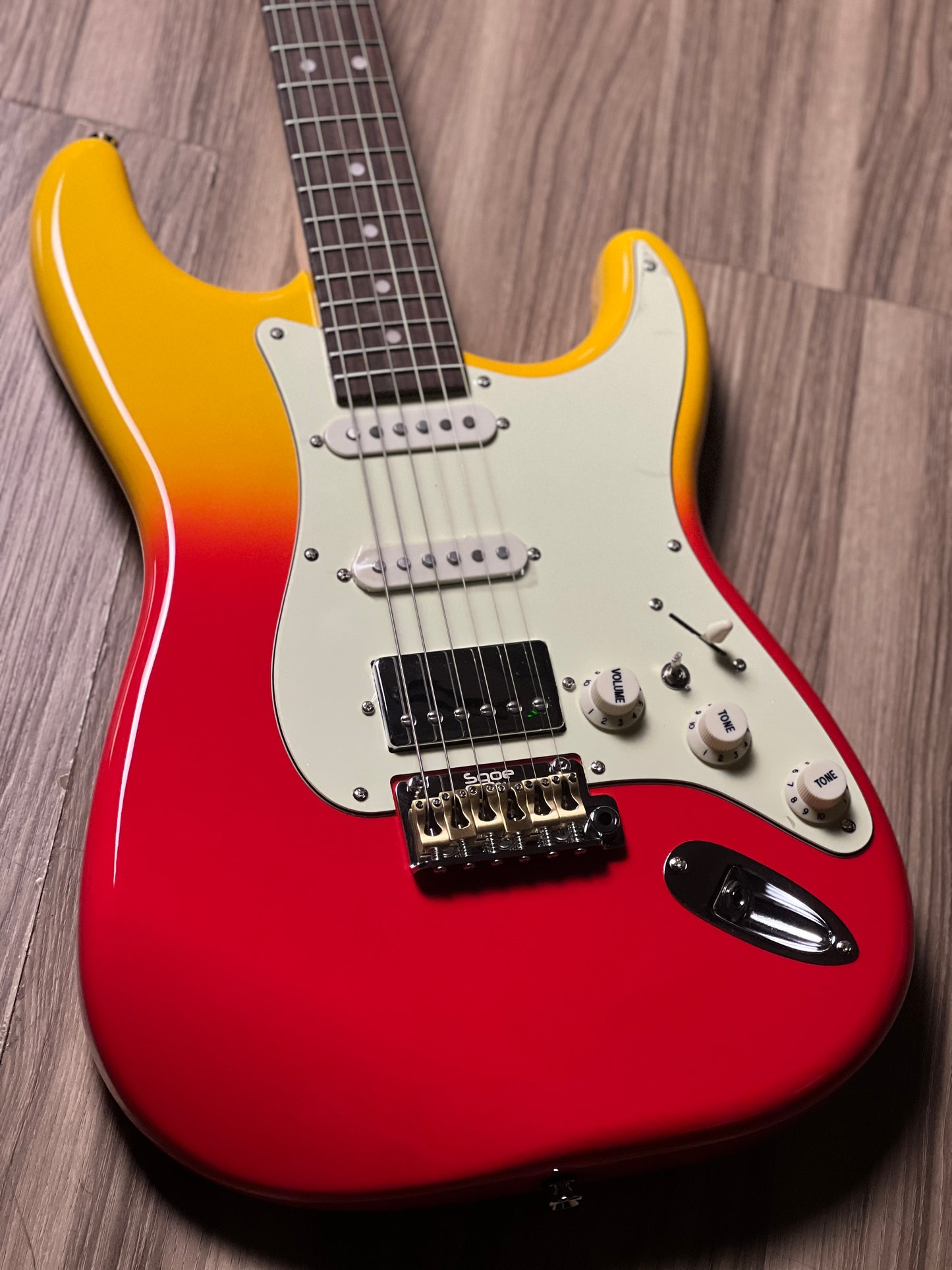 SQOE SEST1001 HSS Custom Shop Series in Tequila Sunrise Limited Edition with Hardshell Case