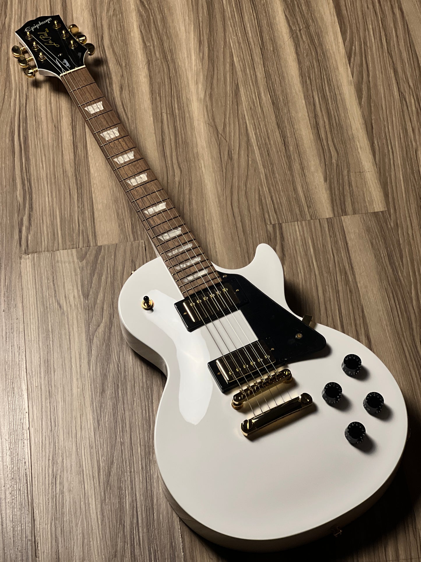 Epiphone Les Paul Studio in Alpine White w/Gold Hardware